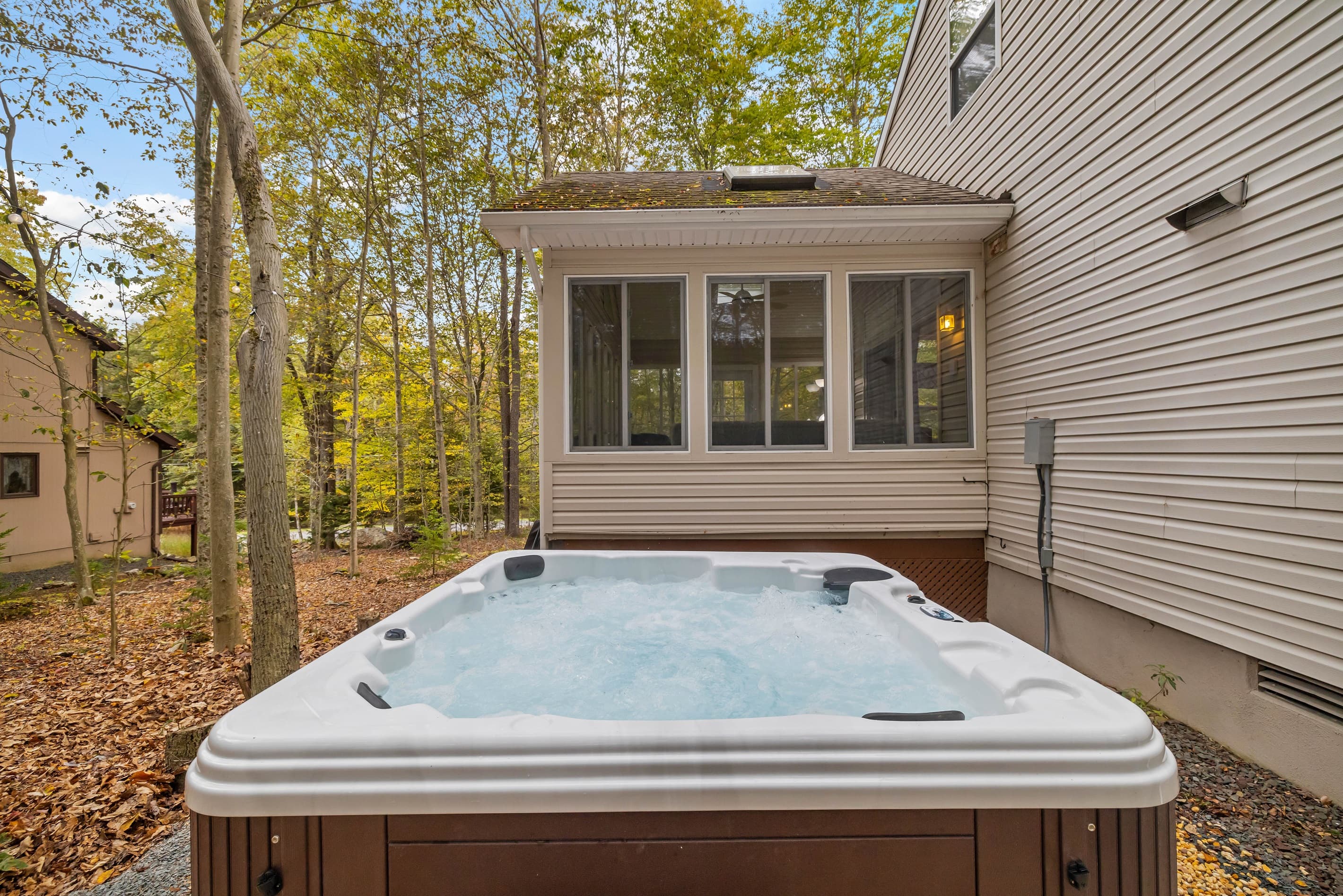 Outdoor hot tub in backyard - Poconos | Serhii Vacation Rentals