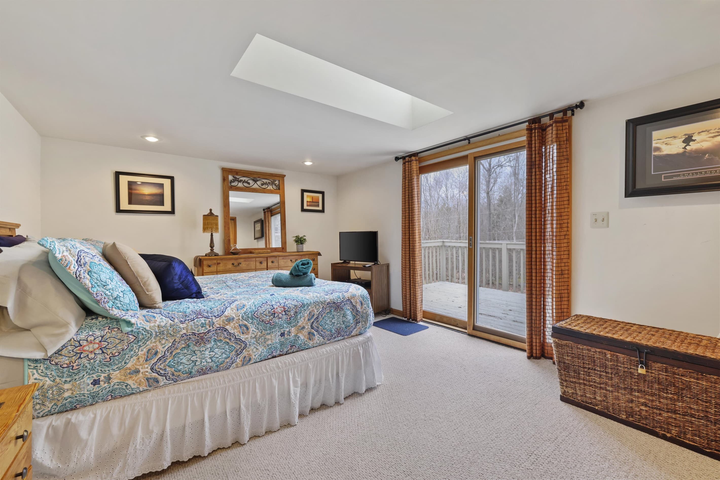 Upstairs bedroom with deck - Arrowhead Lake rental