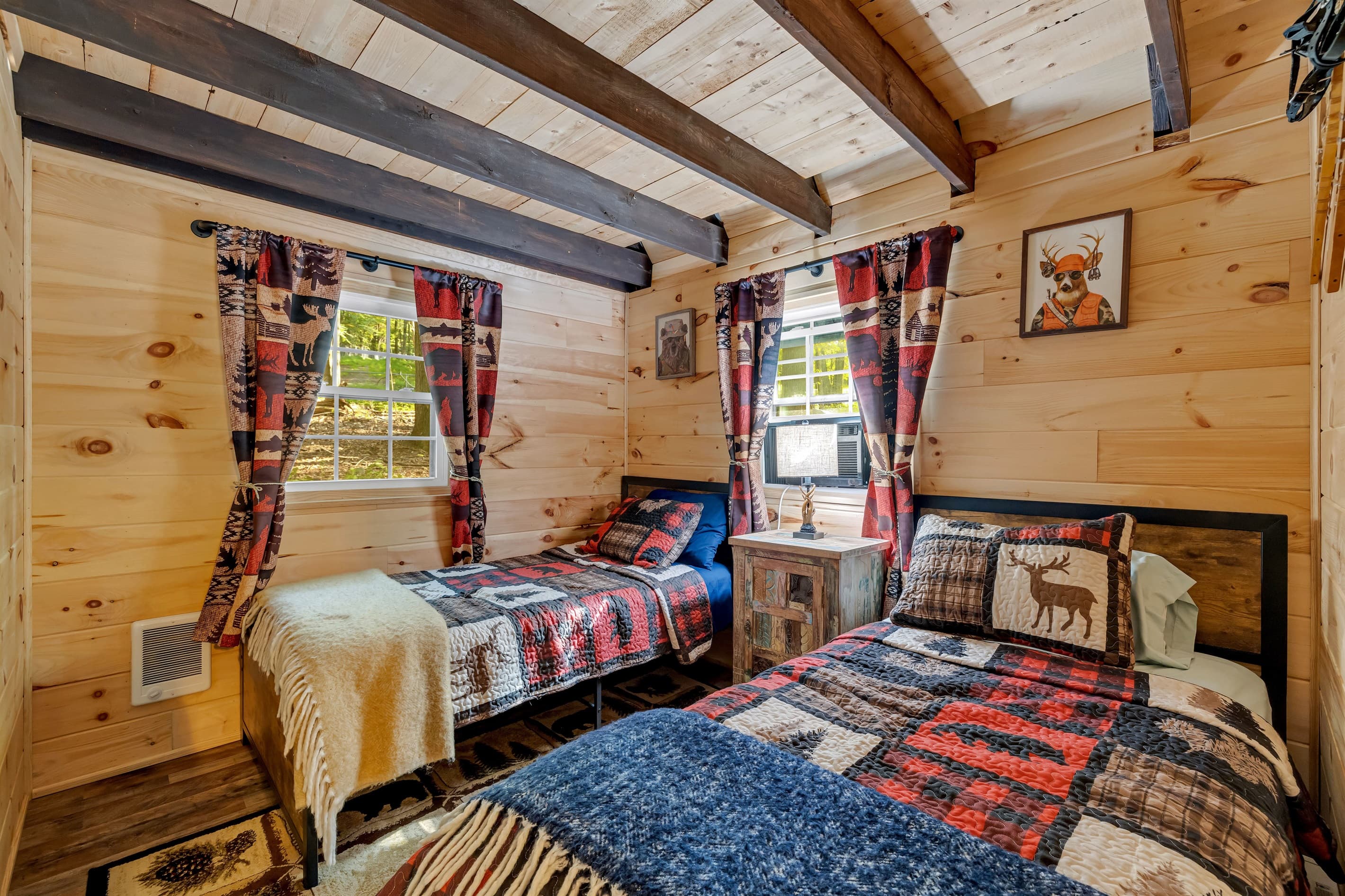 Bedroom with twin beds