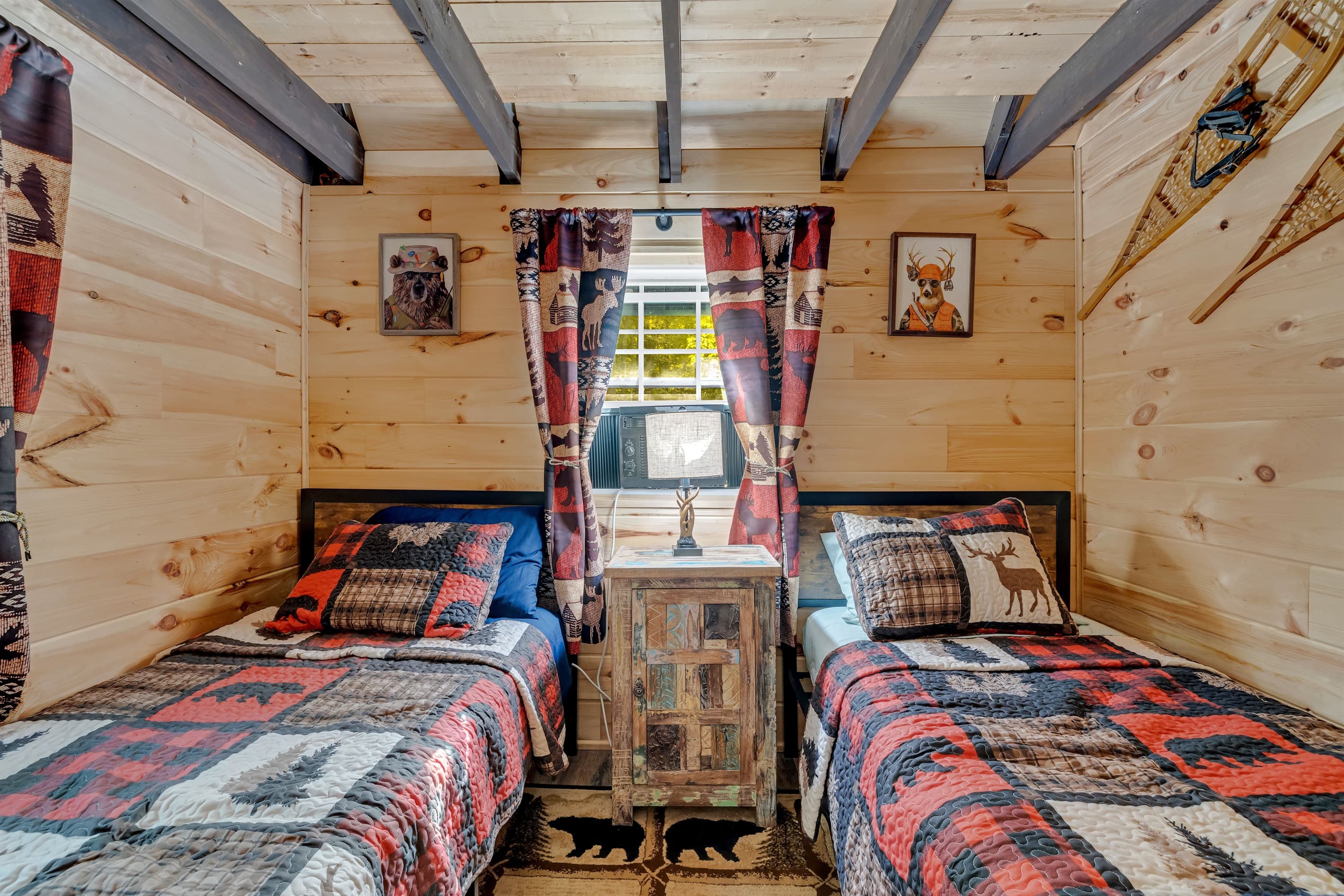 Bedroom with twin beds