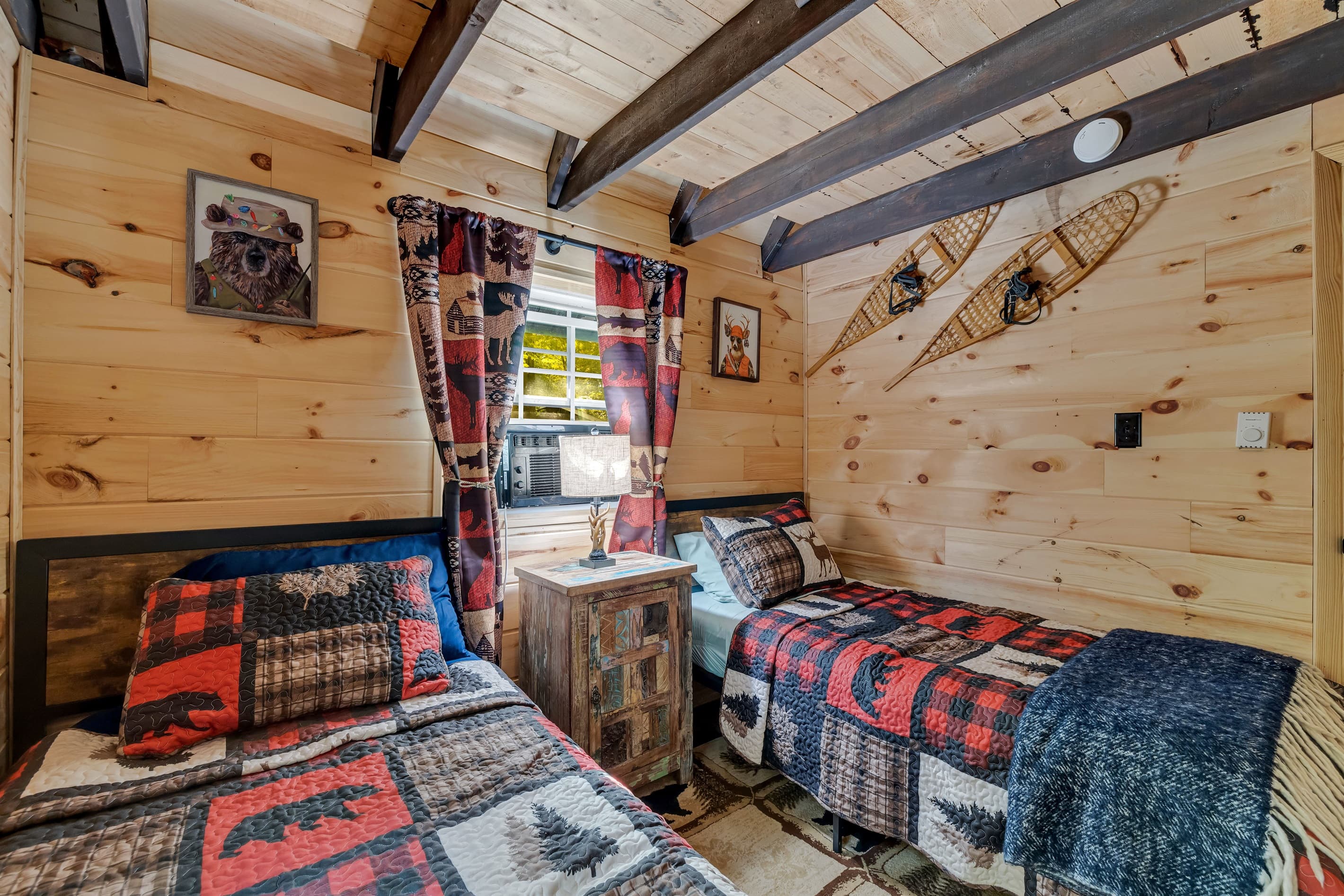 Bedroom with twin beds