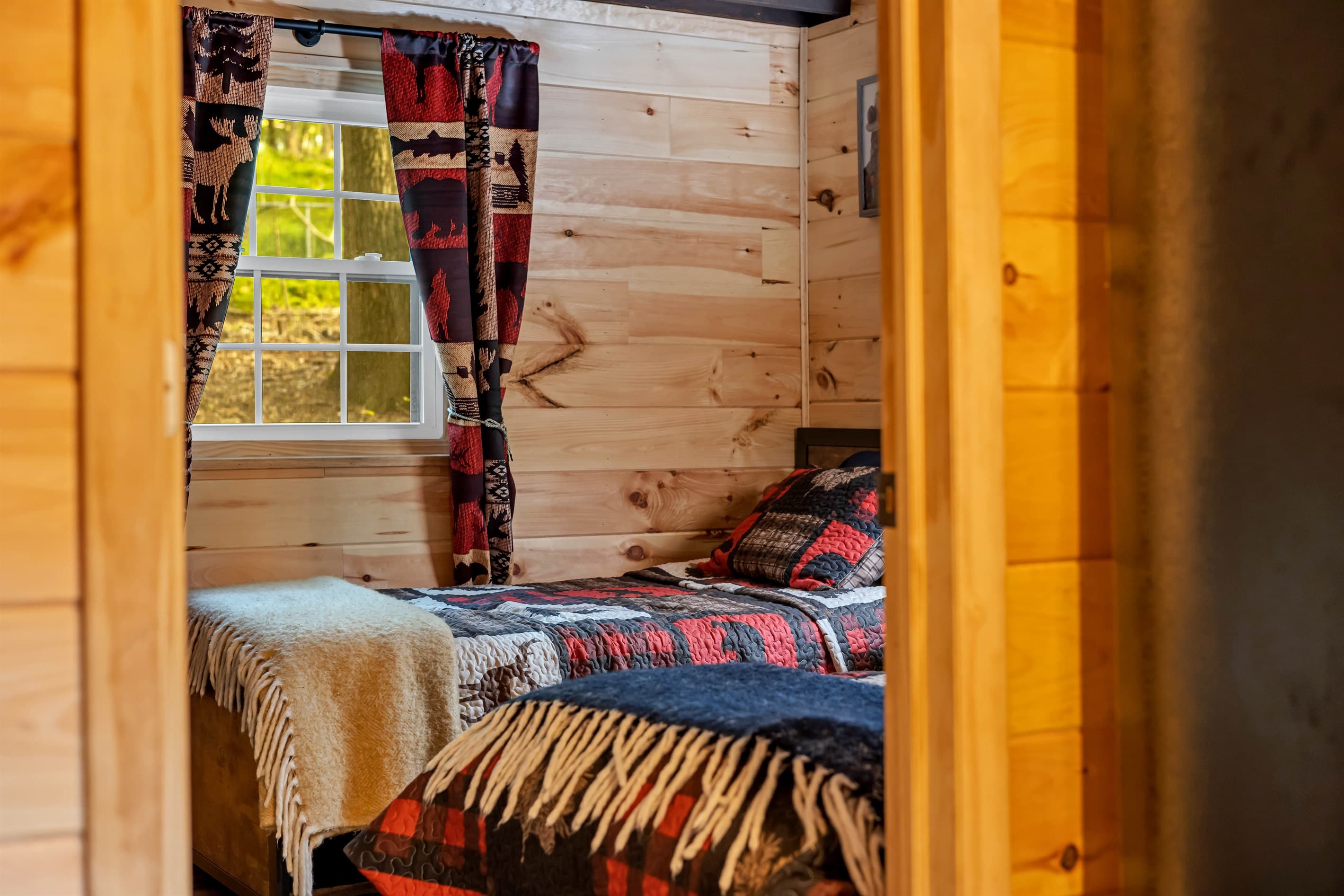 bedroom with twin beds