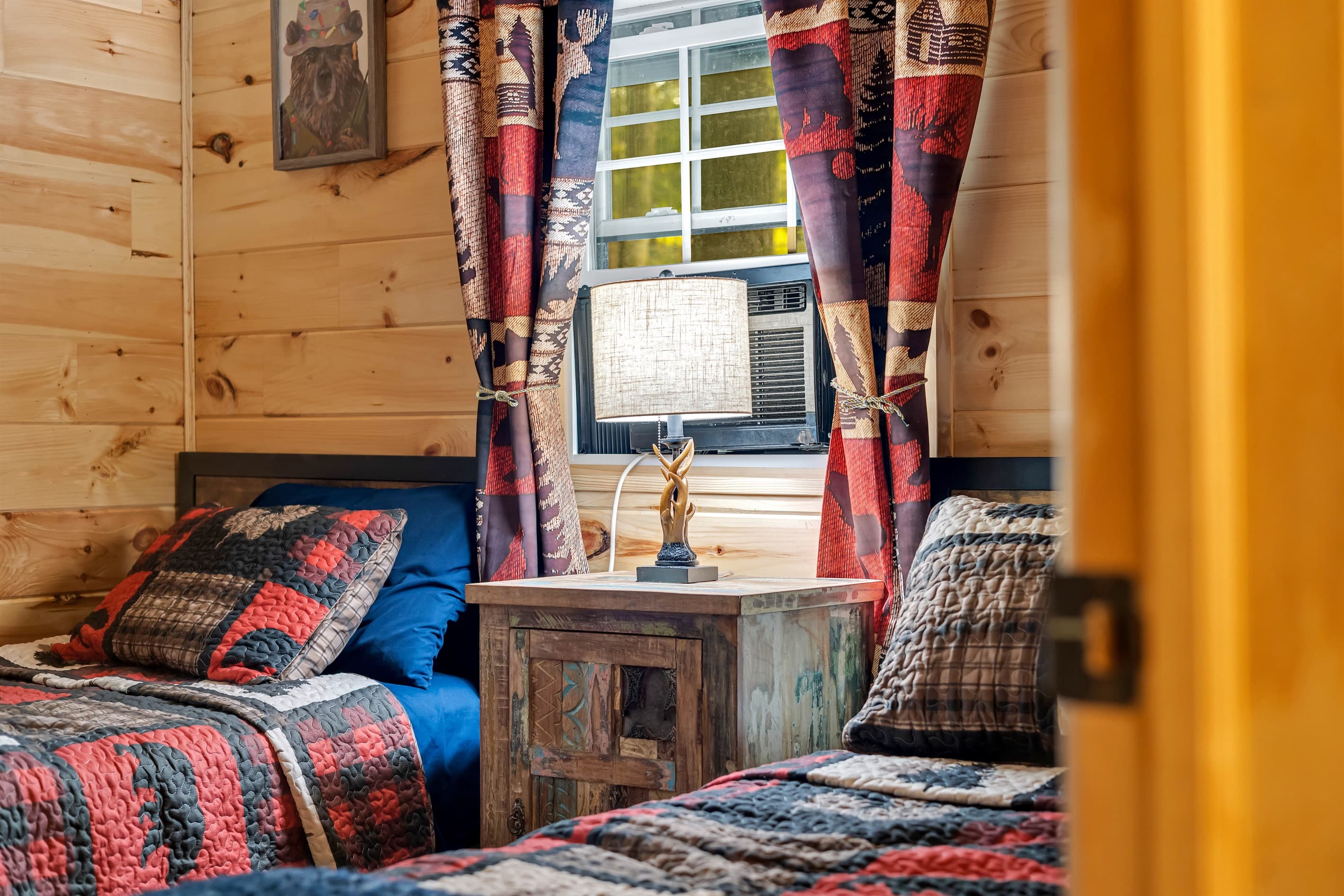 bedroom with twin beds