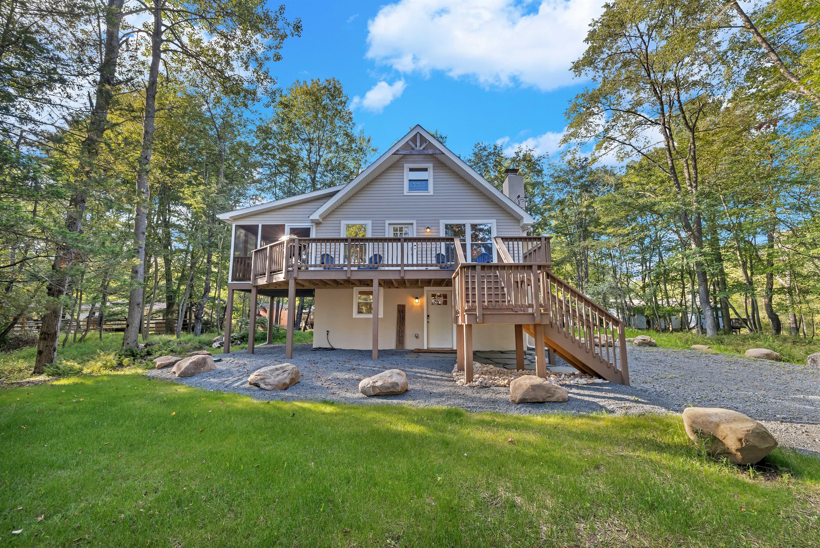 Arrowhead Lake rental - View of the home from road