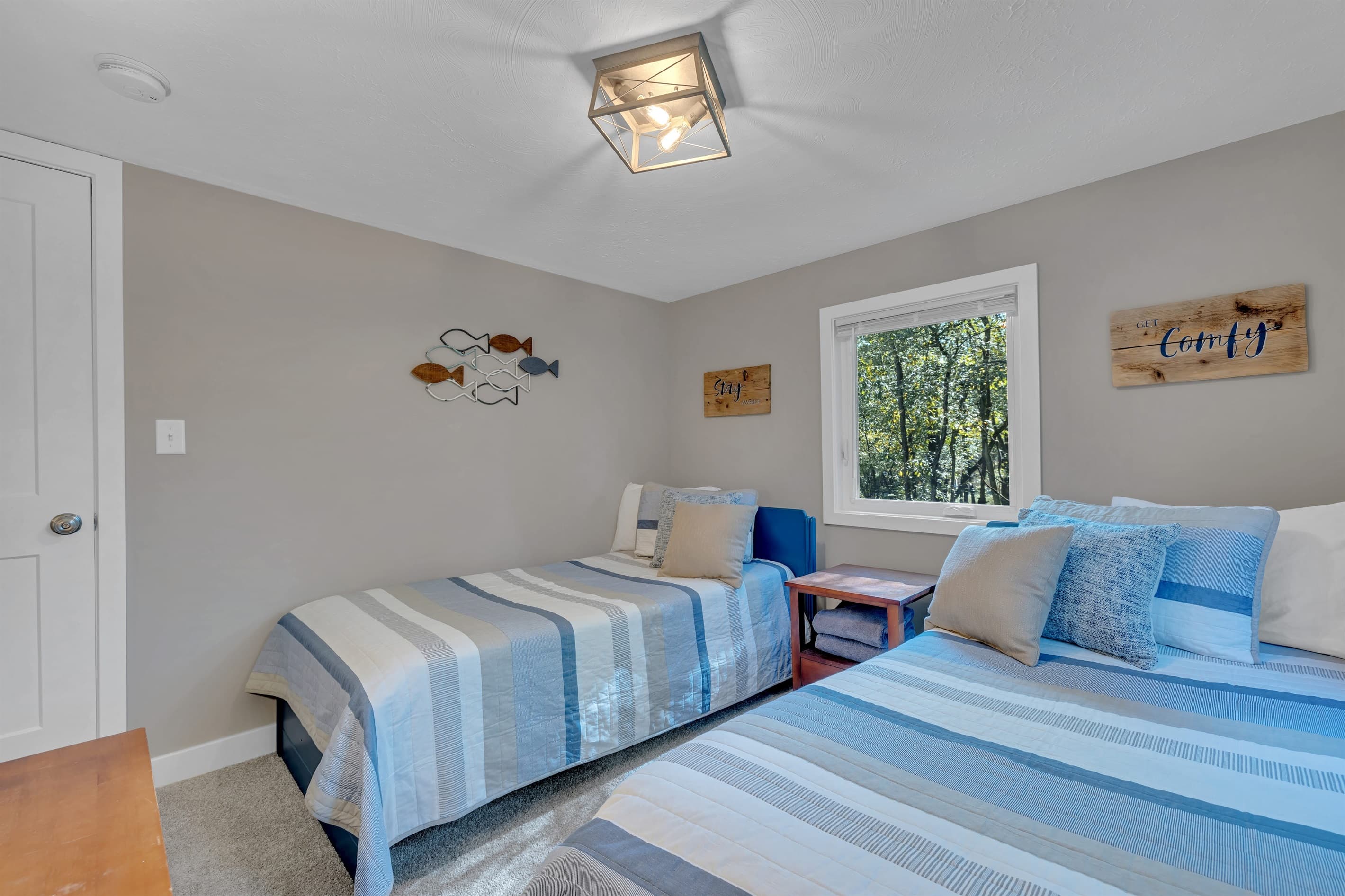 Bedroom with twin beds