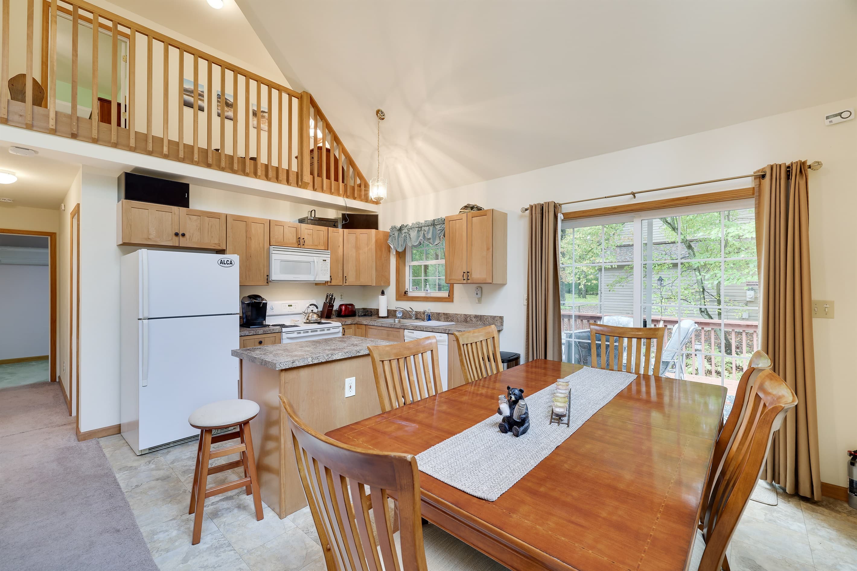 Dining area with seating for 6