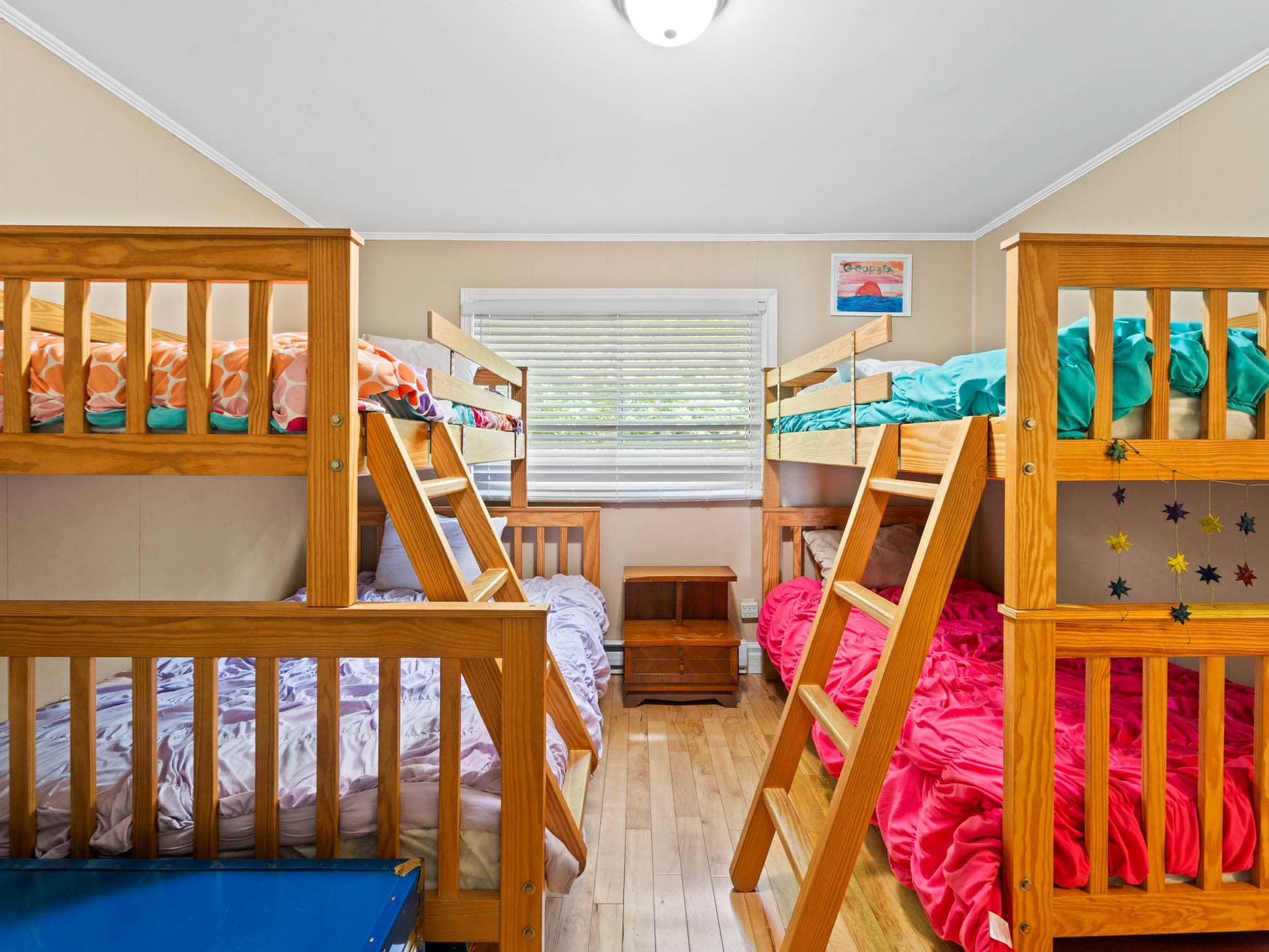 Has single over double bunks and single over single bunks