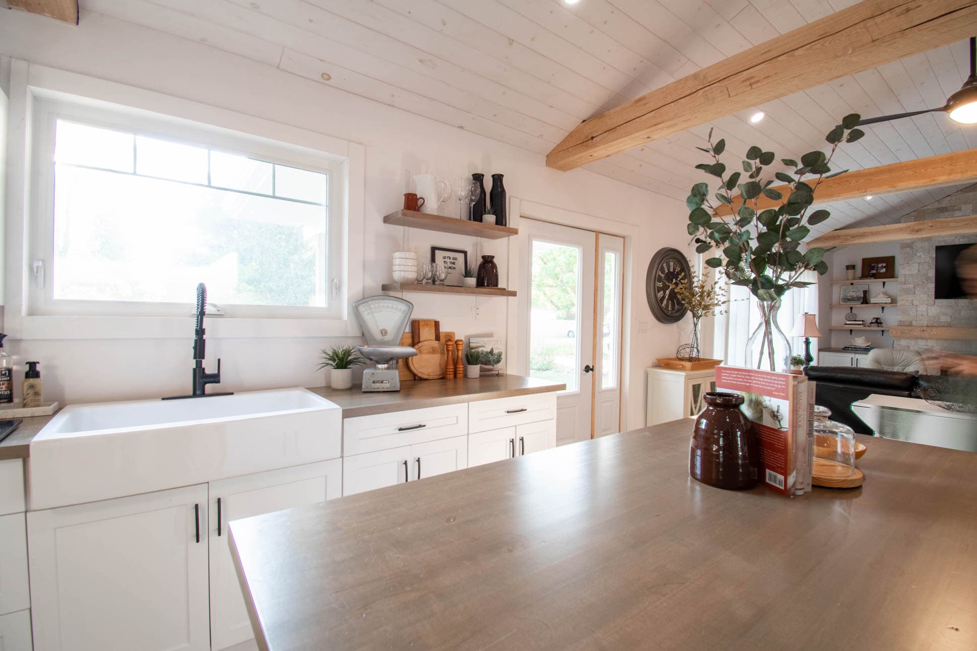 Lots of room for prep and the many helping hands in your kitchen