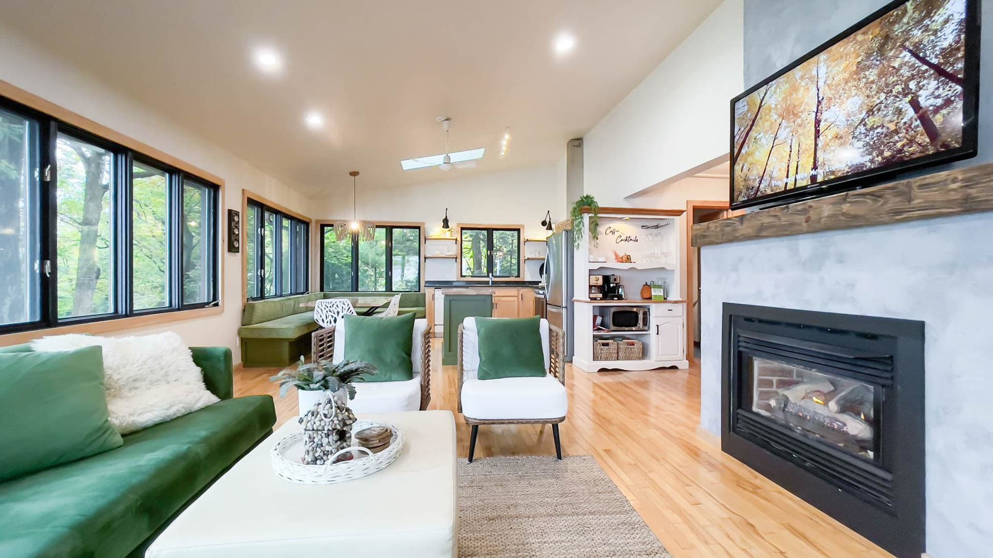Large Great Room with wrap around windows full views of the lake