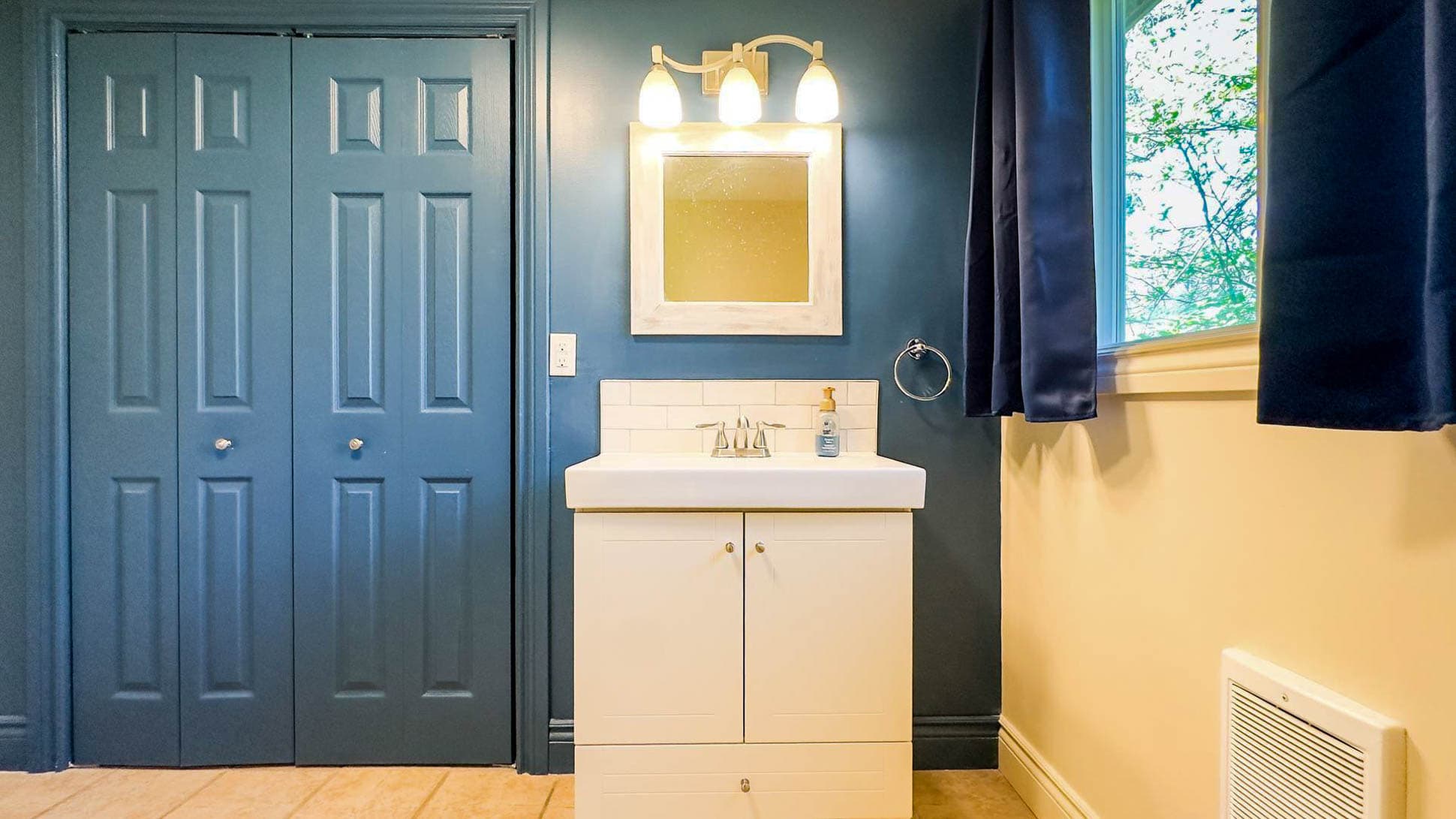 Clean, and bright 4 Piece Bathroom