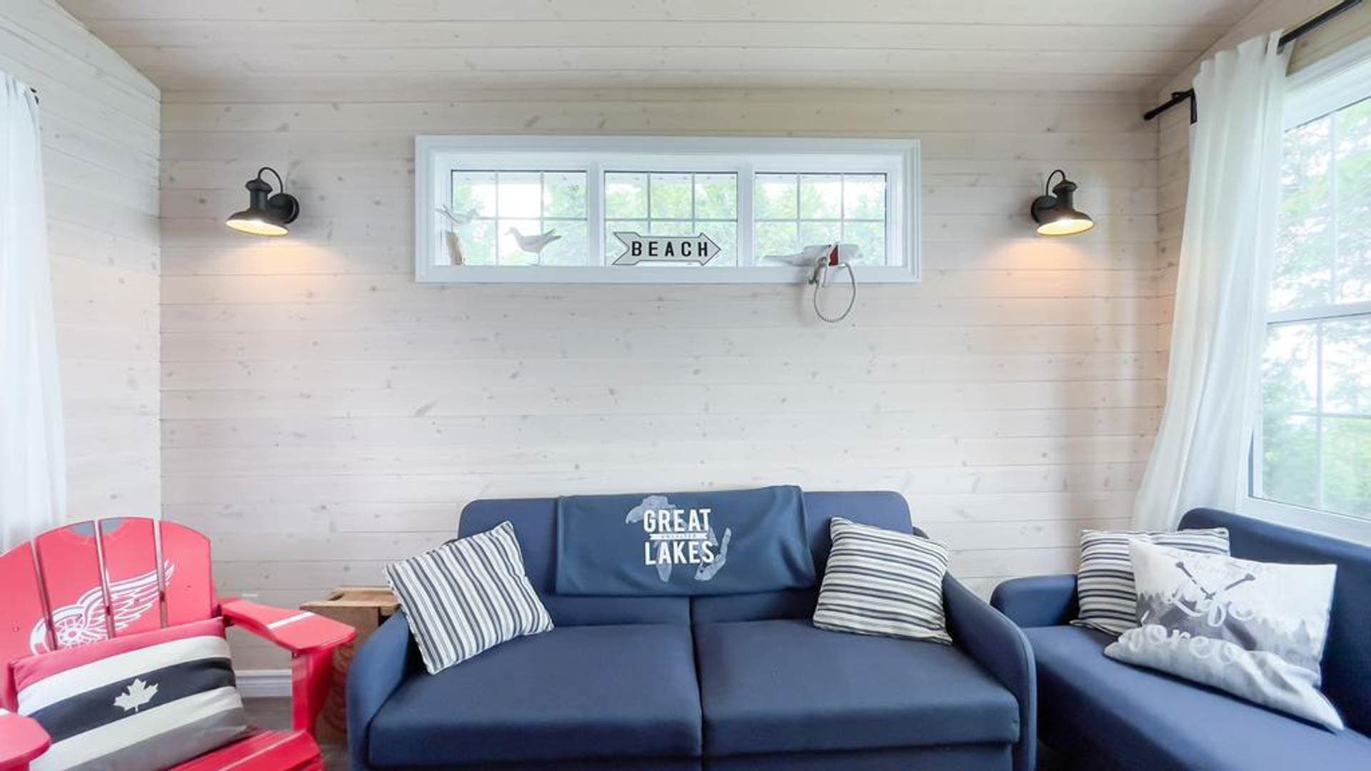 Beautiful Sunny room great spot for a private chat or sneak off to read a book