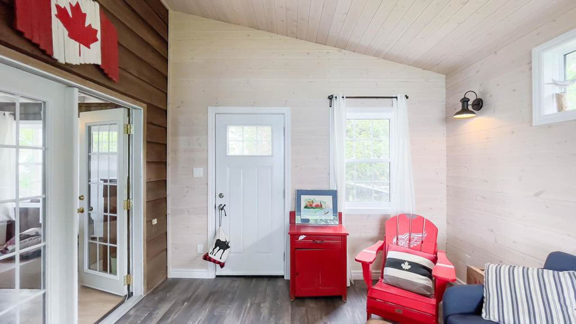 has a separate entrance to the front yard