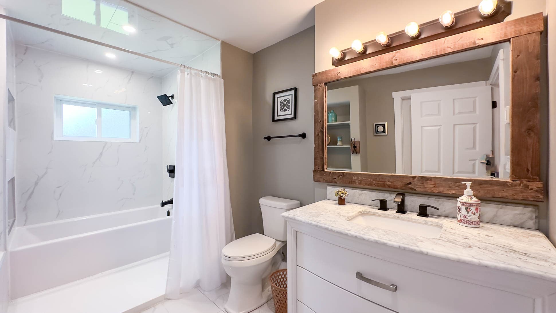 Ensuite 4 Piece Bathroom with walk in shower and tub