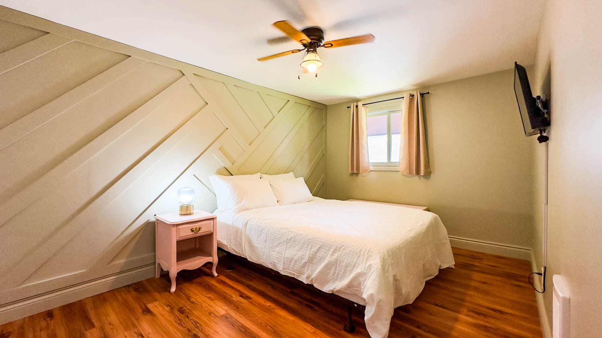 Premier Bedroom has Queen bed