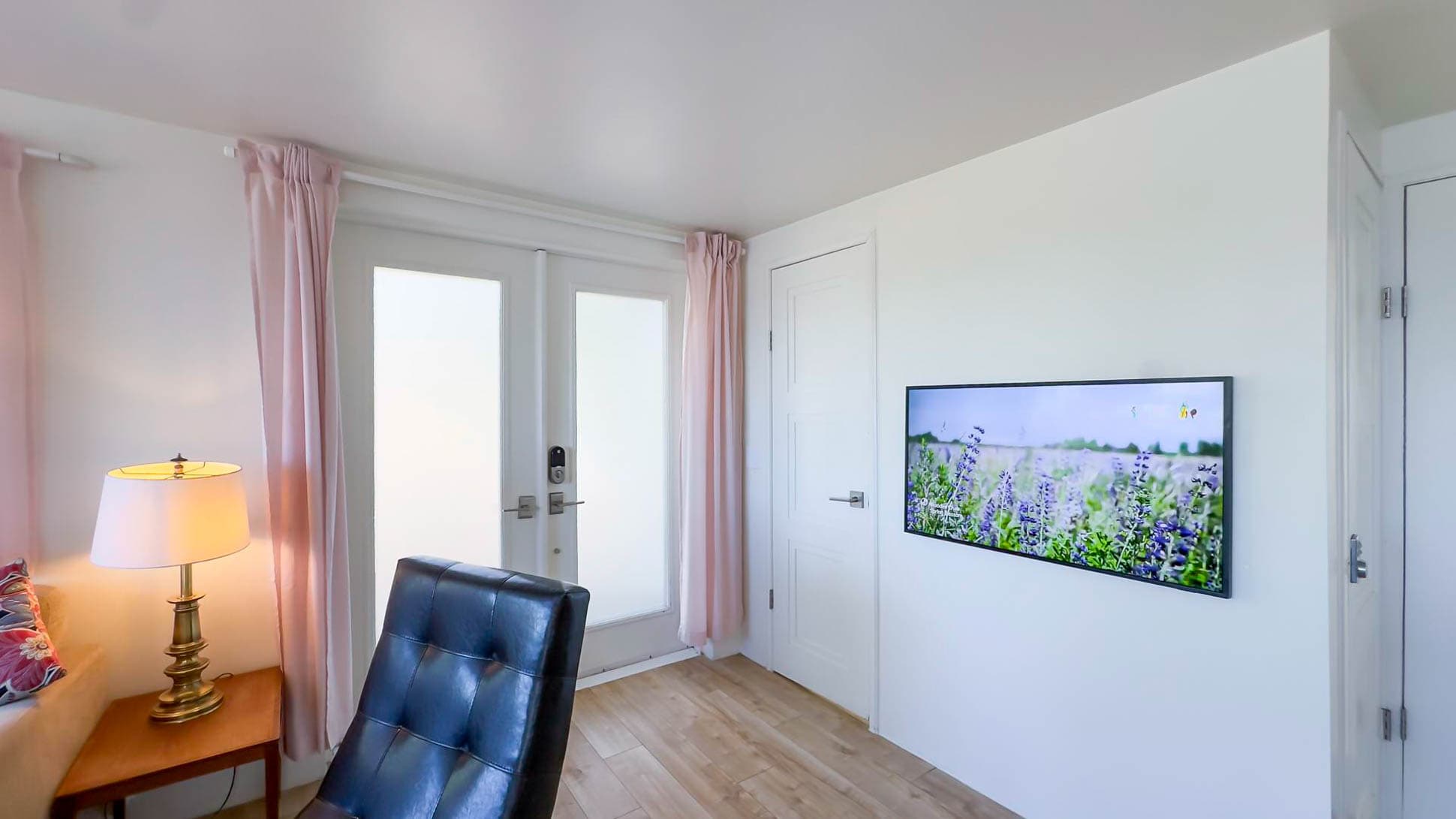 Love the picture frame Smart TV