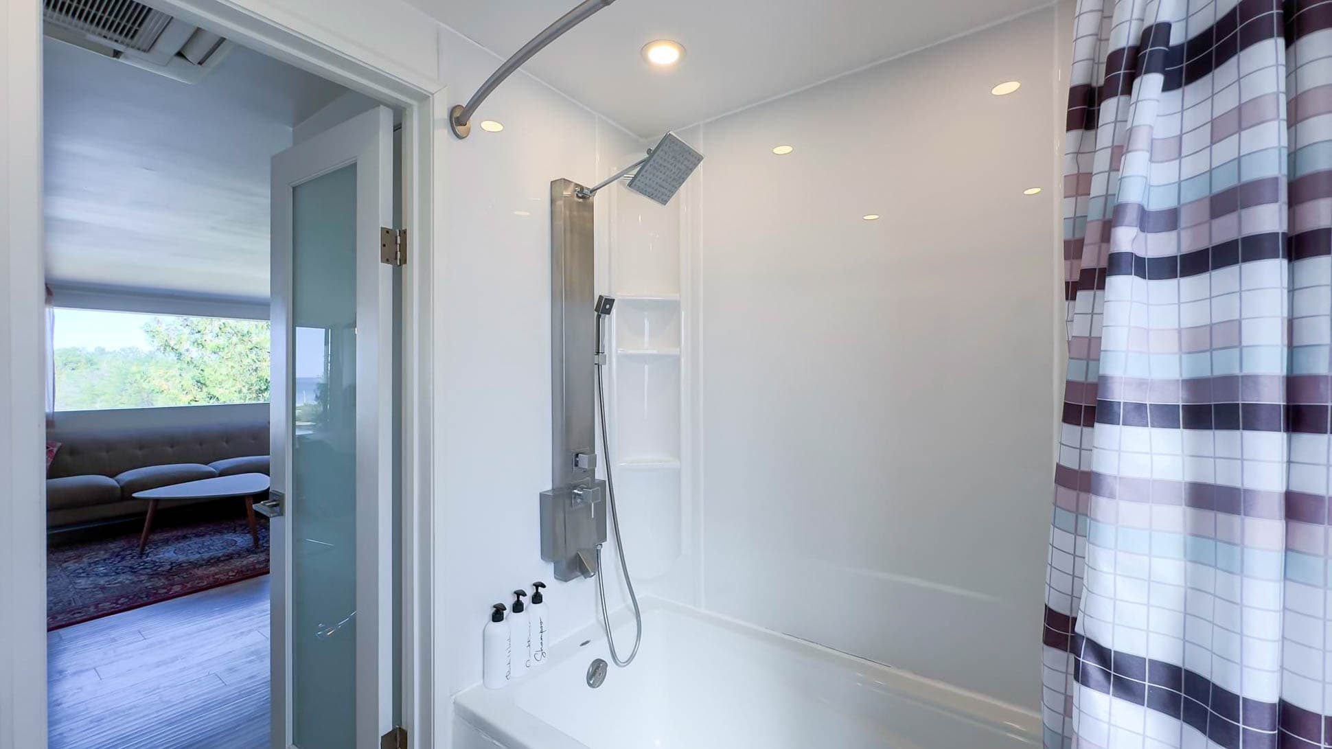 Large Shower/Tub
