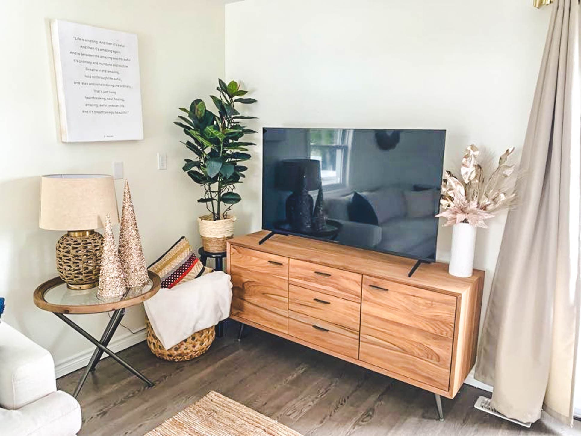 Large flat screen, Smart TV