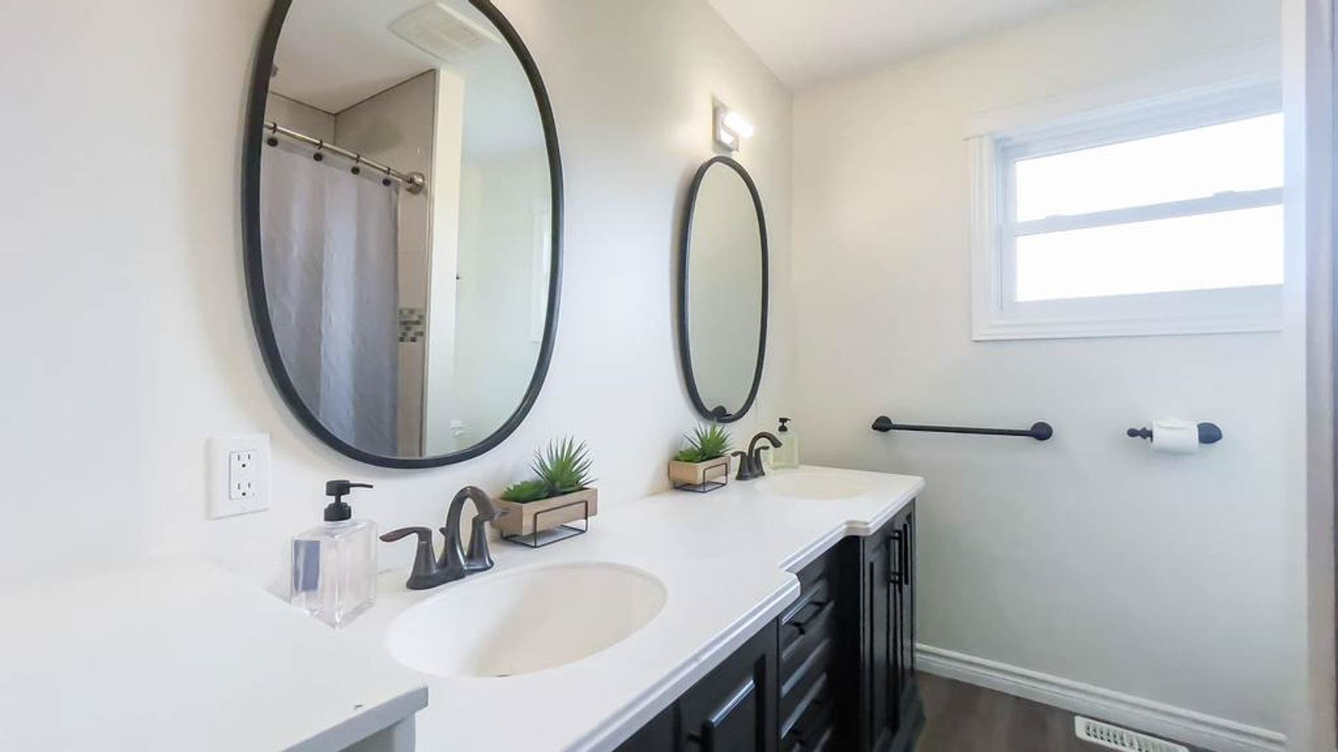 4 Piece Bathroom - I appreciate the twin sinks!