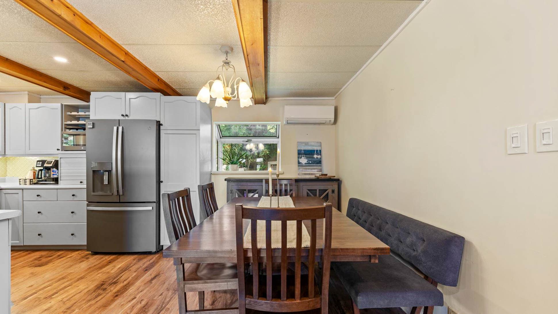 Comfortable Dining for 6