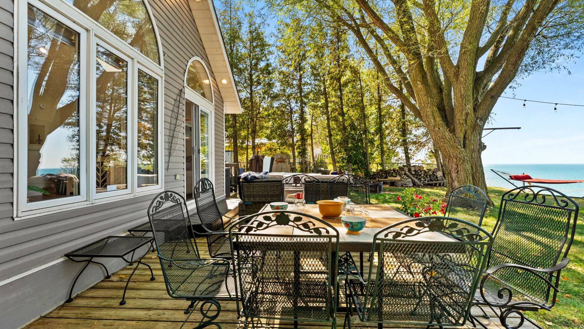 Al fresco dining, lakeside style