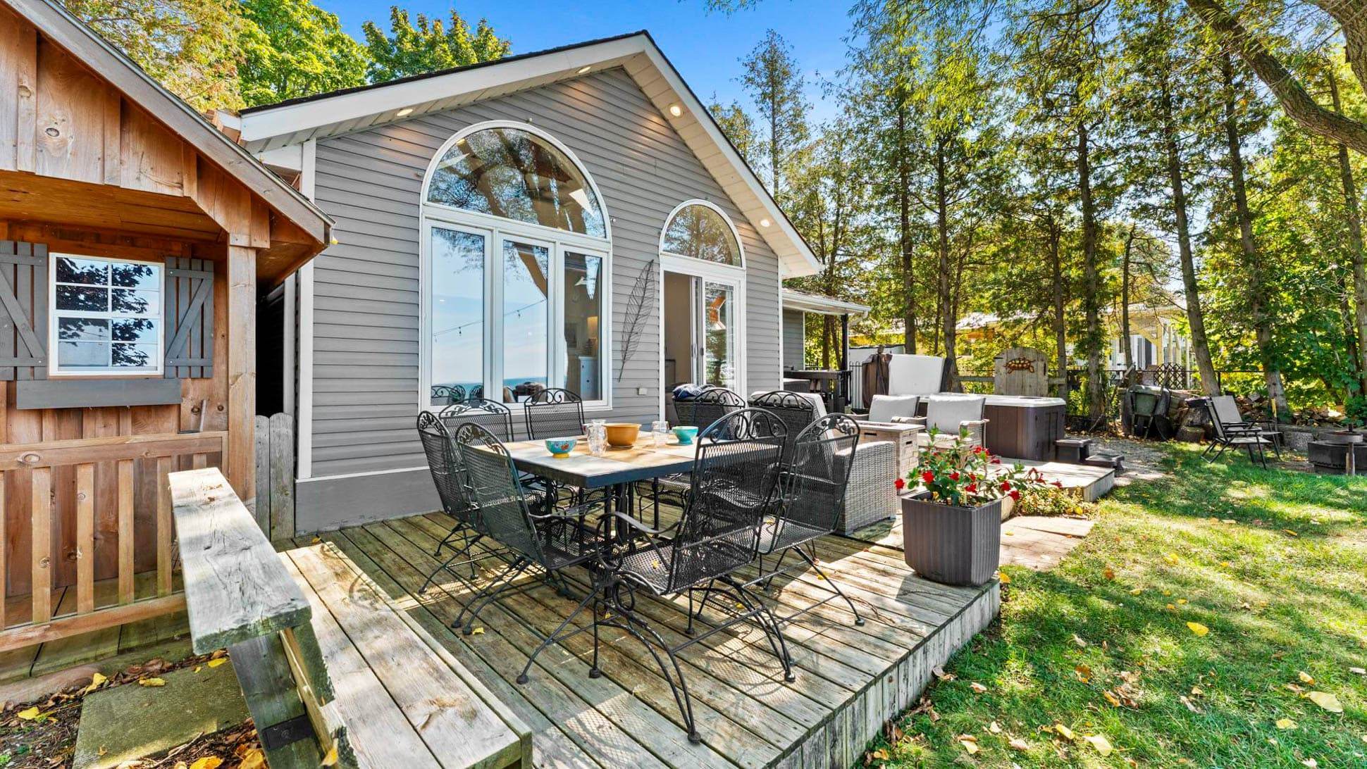 Outdoor dining for 8