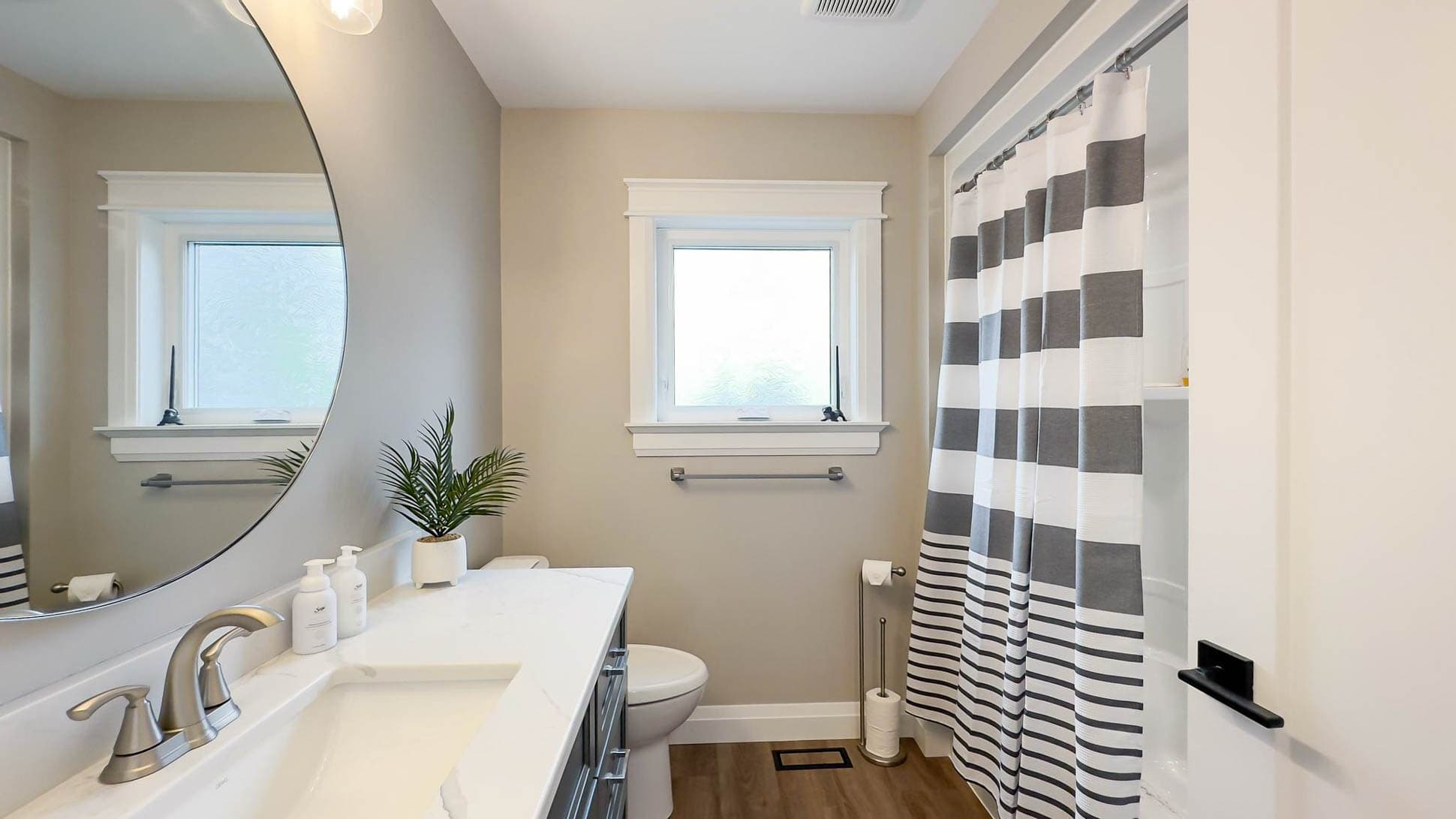 Main floor 4 piece bathroom