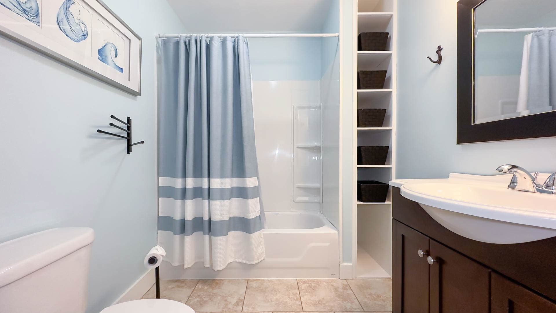 4 piece bathroom off bedroom 2