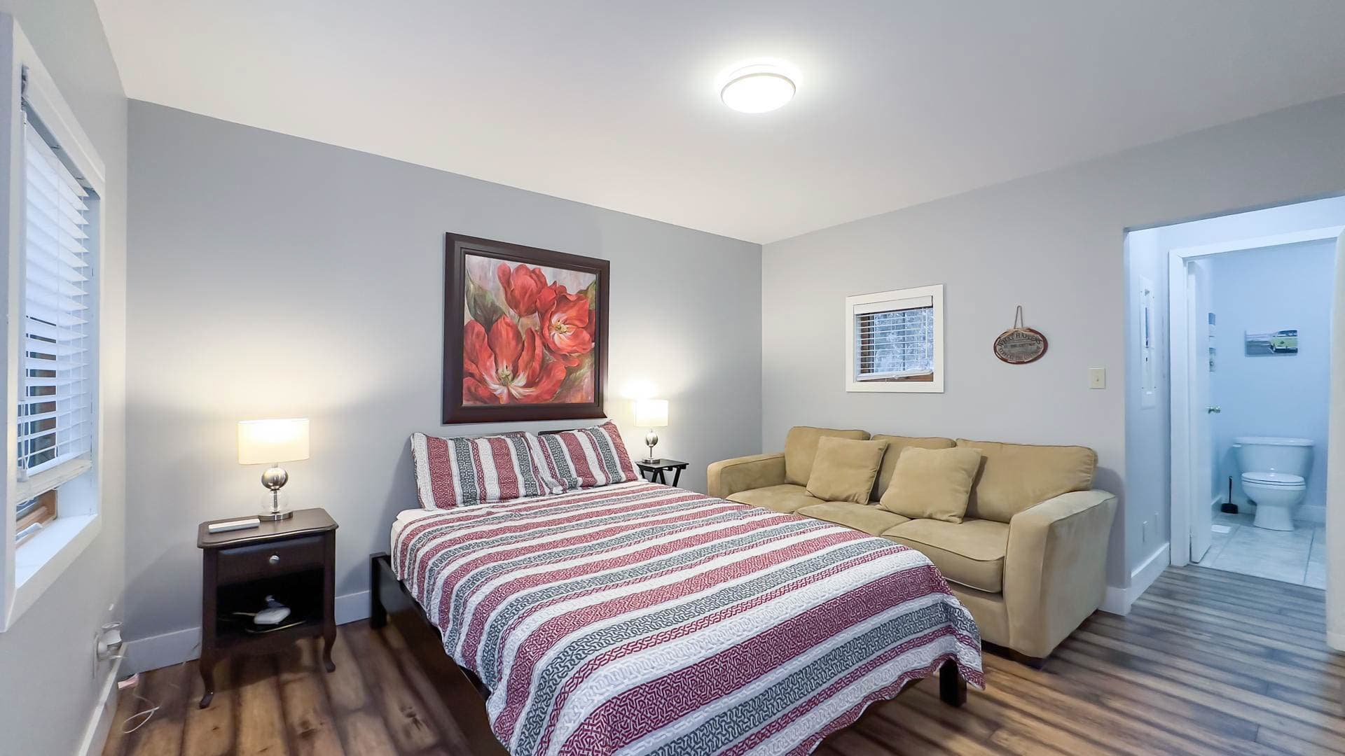 BR3 Queen bed door to bathroom 2