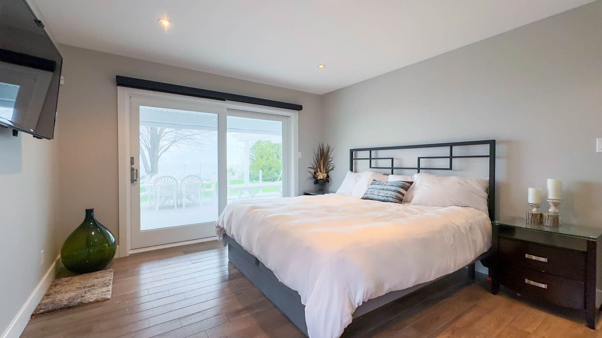 Peaceful sleep with a lakeside breeze King bed