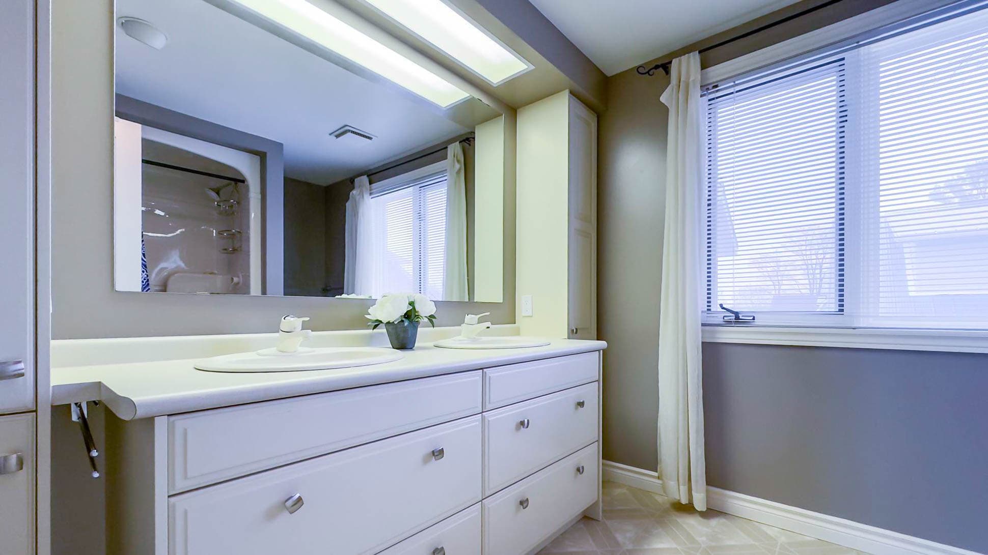 Upper Level 4 Piece Bathroom