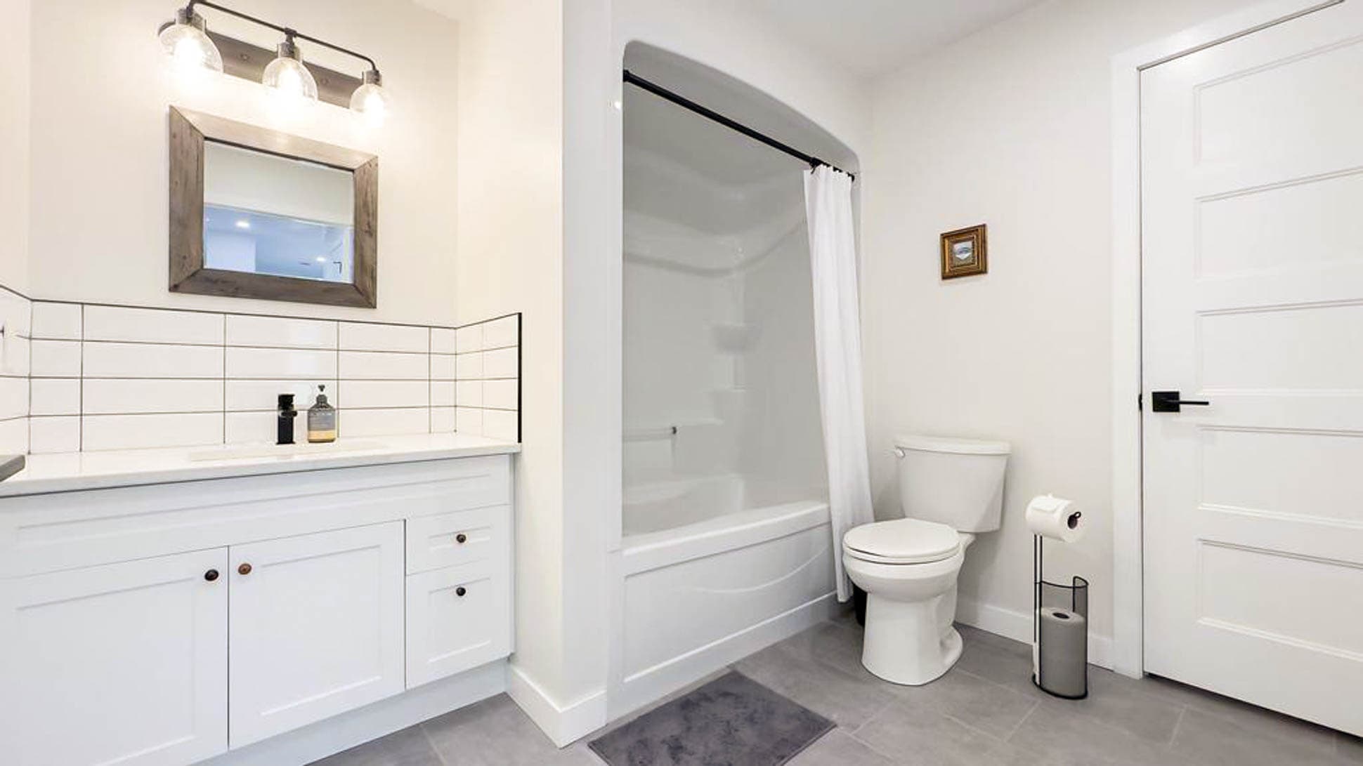 Main Floor 4piece bathroom