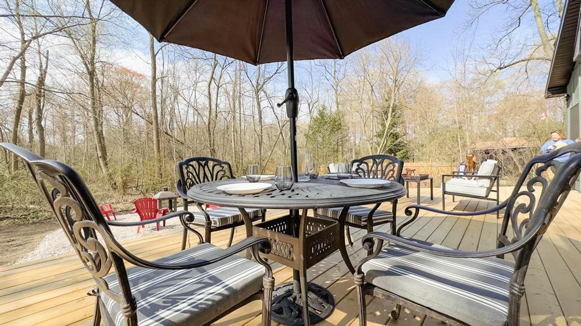Can eat outside on iron table together