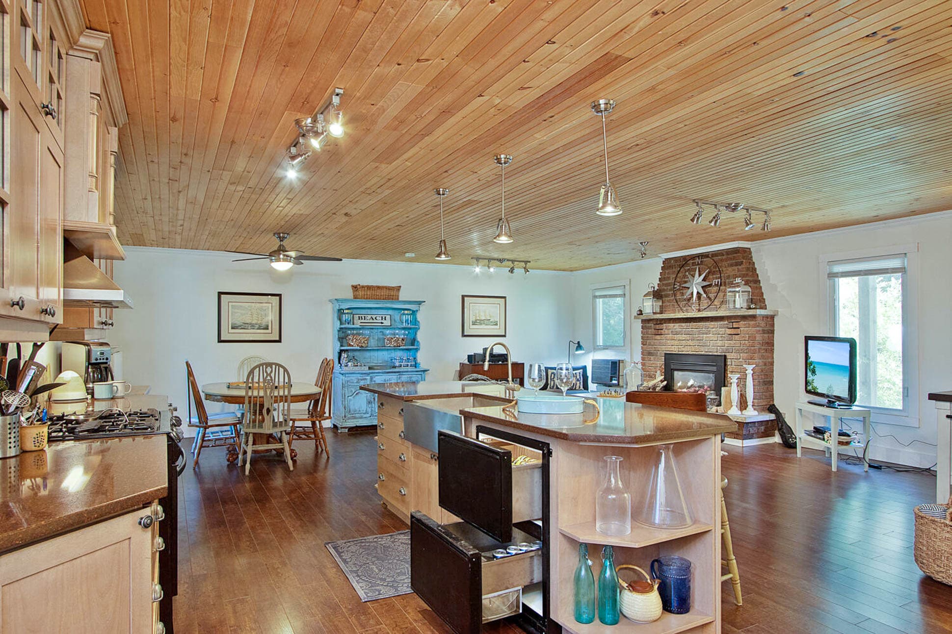 Central island which has 2 fridge drawers