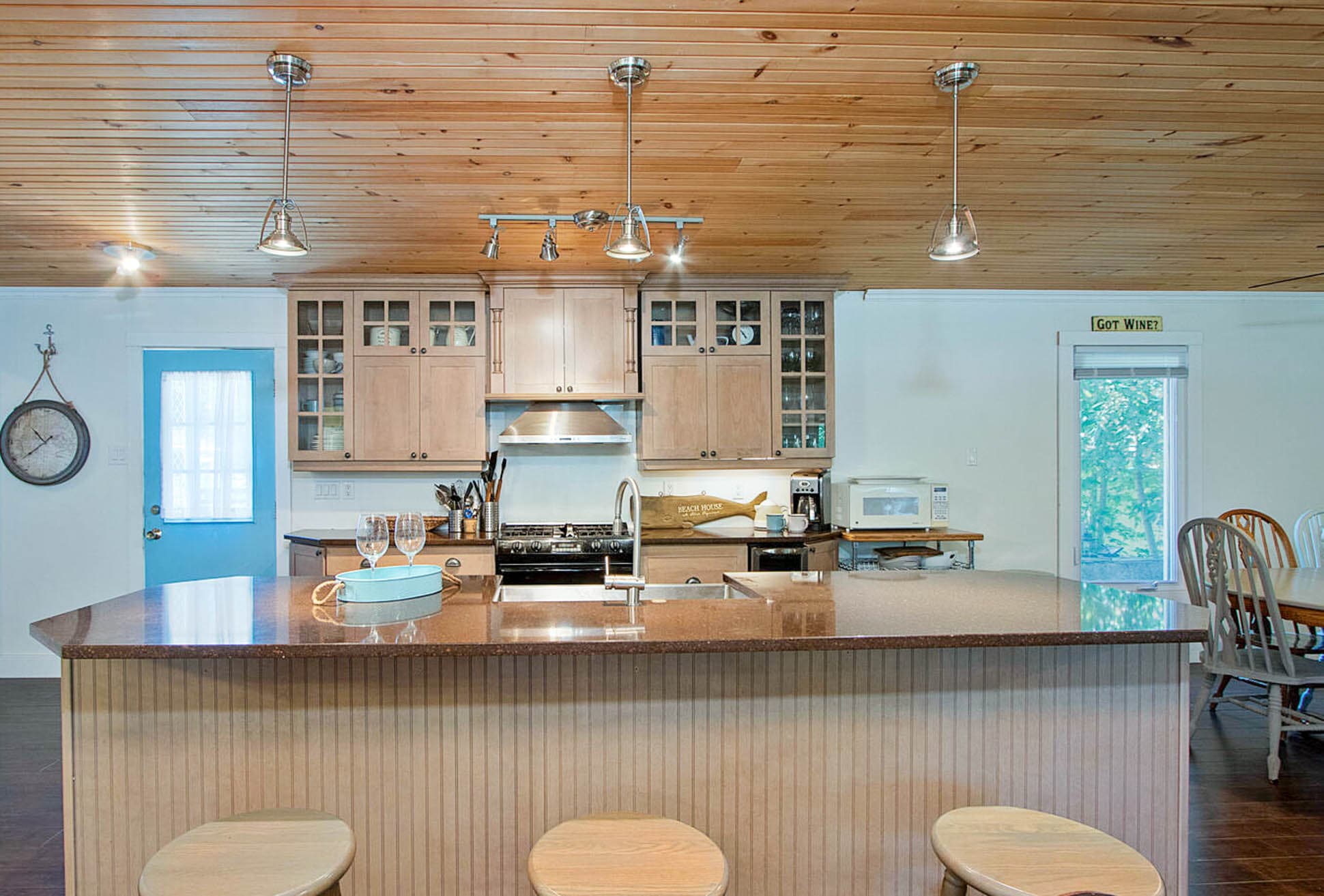 Lots of room for prep and the many helping hands in your kitchen