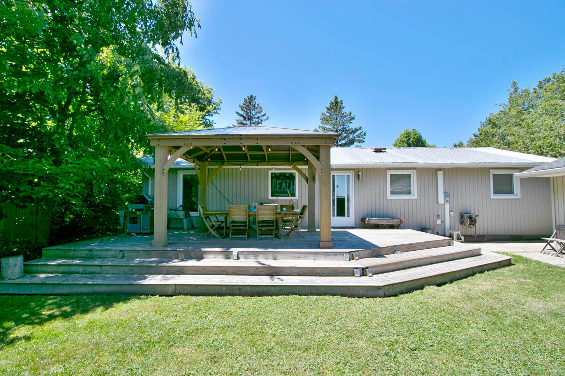 Nice large deck and the yard is large too