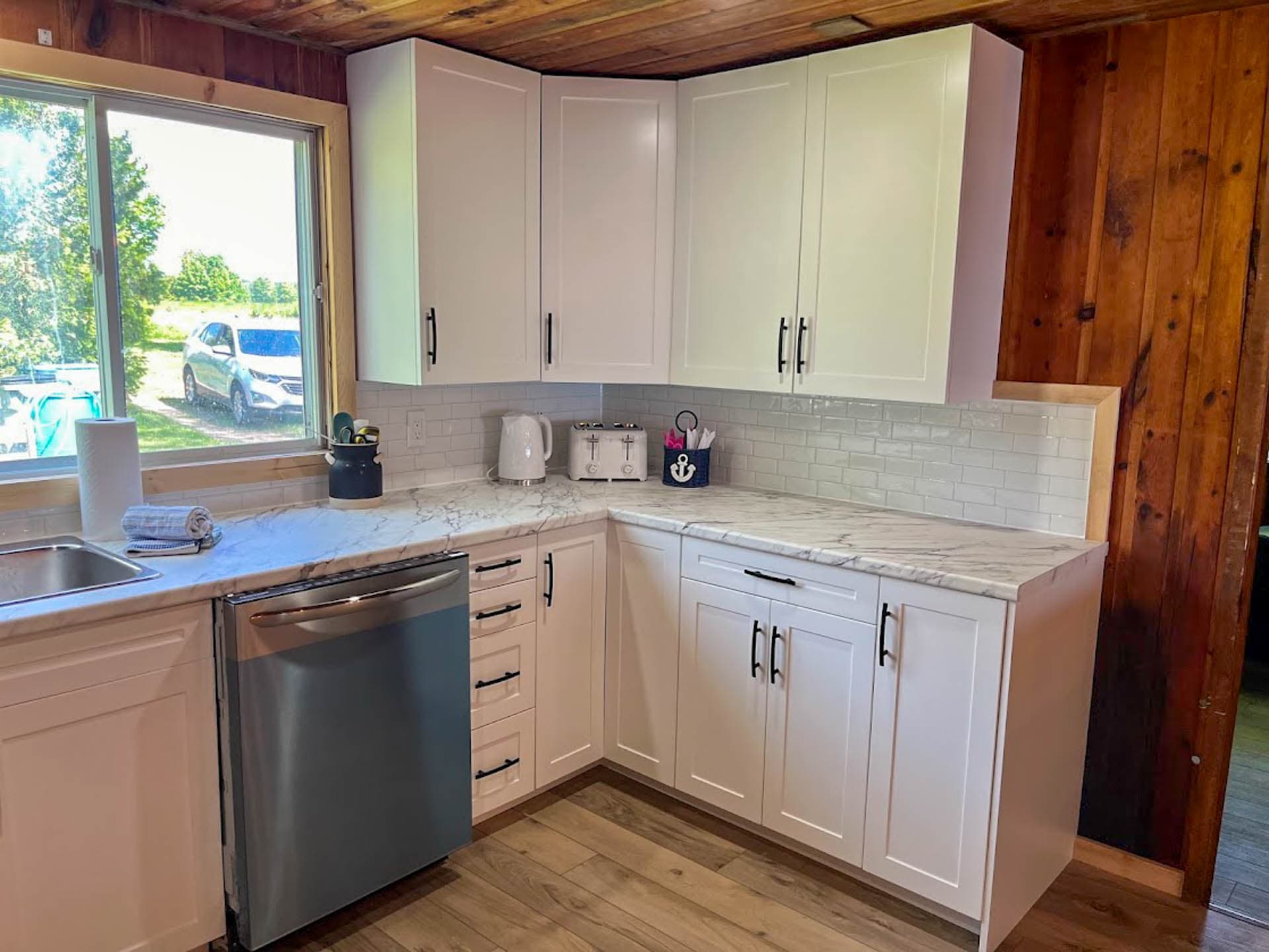 A fresh and inviting white kitchen