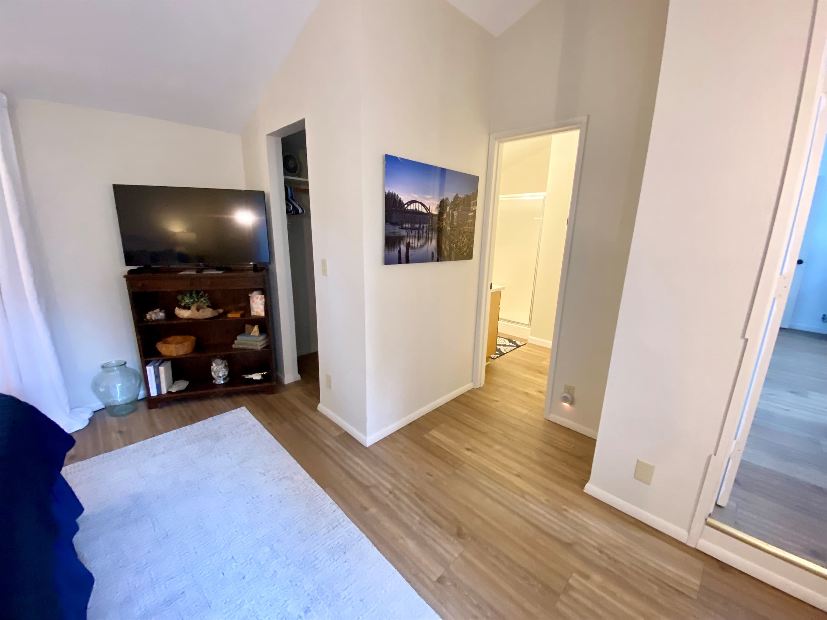 with TV & Ensuite bath