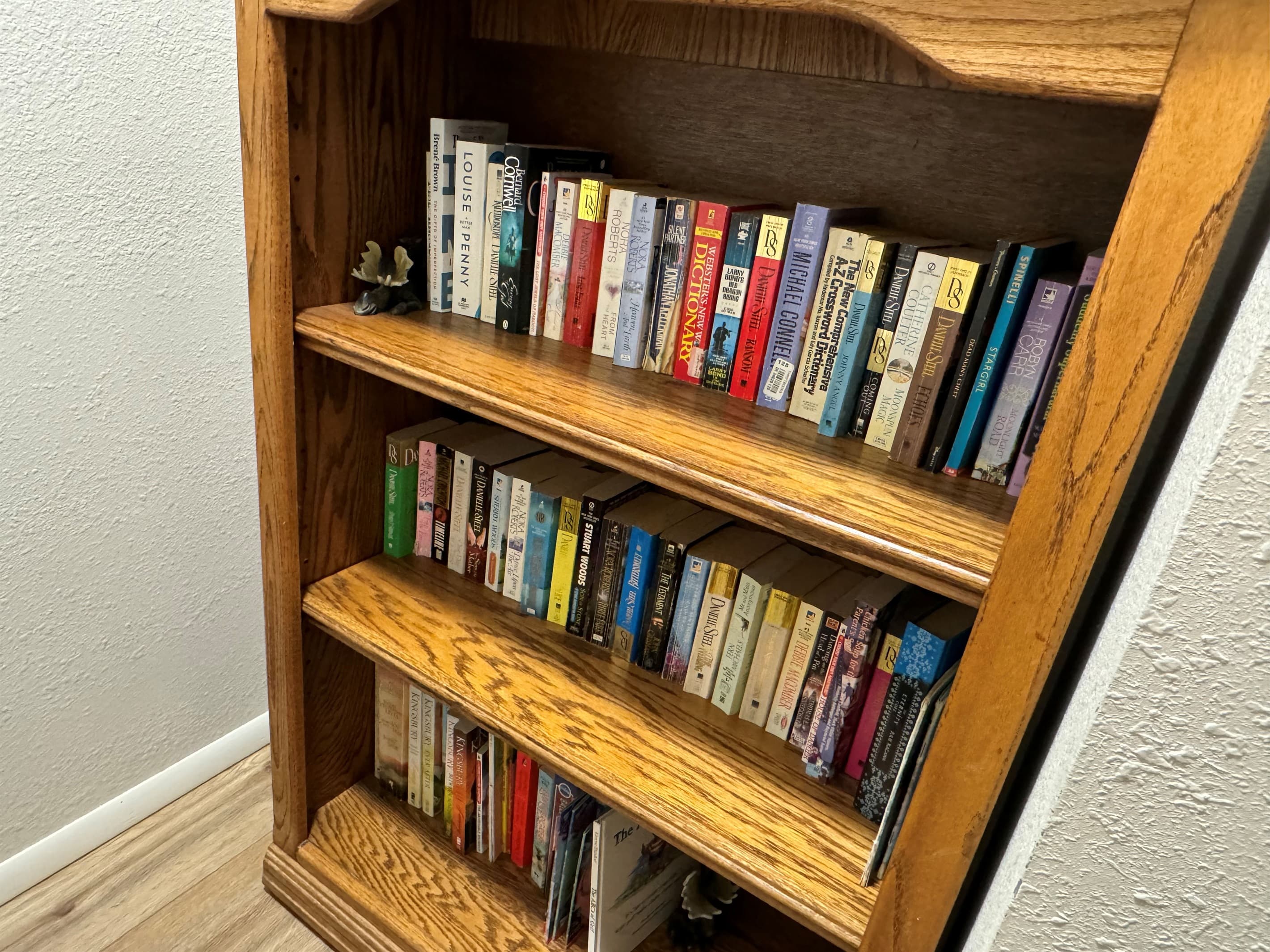 📚 The Moonshadow Book Nook 🌙✨
At Moonshadow Retreat, even the quiet corners have a little enchantment. This cozy bookshelf—brimming with beach reads, timeless classics, and stories inspired by the Oregon coast—invites you to slow down and sink into the r