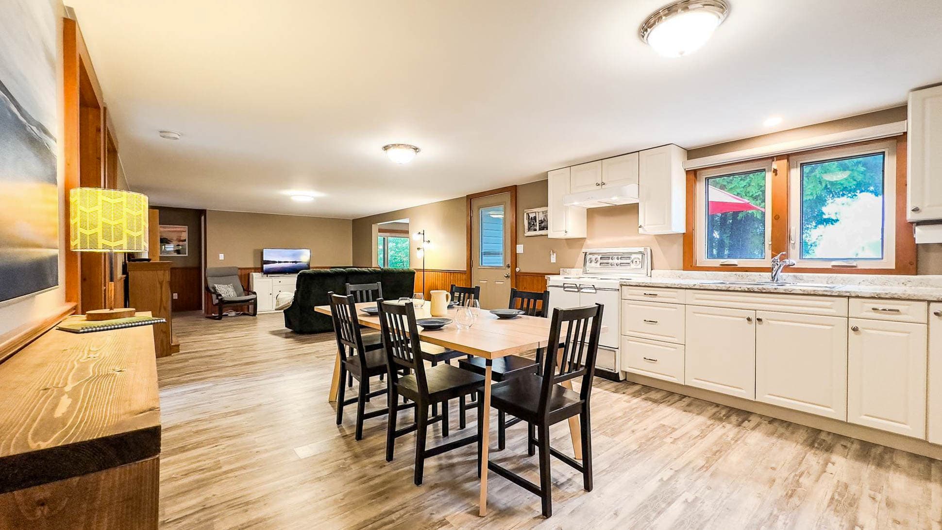 Comfortable dining for 6, plus extra folding chairs