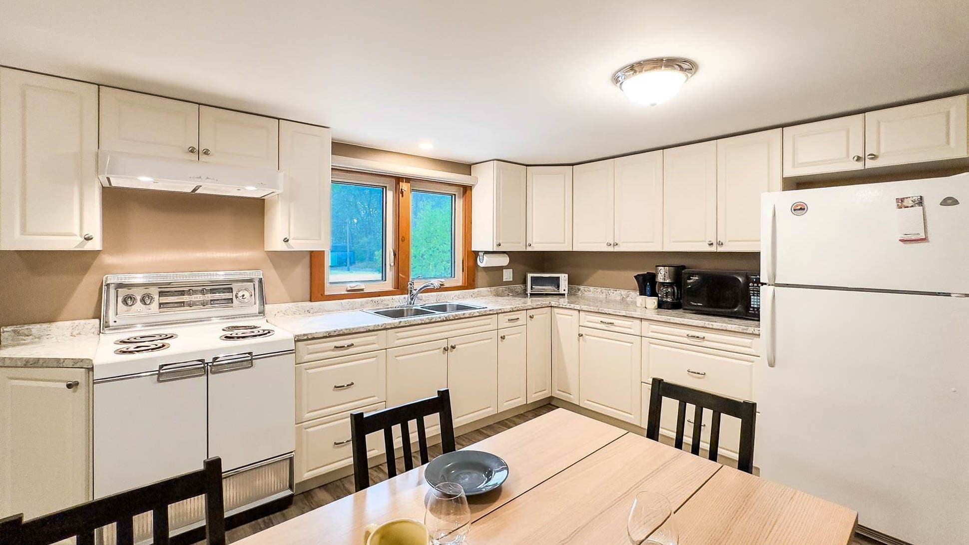 Even the oven’s got cottage personality