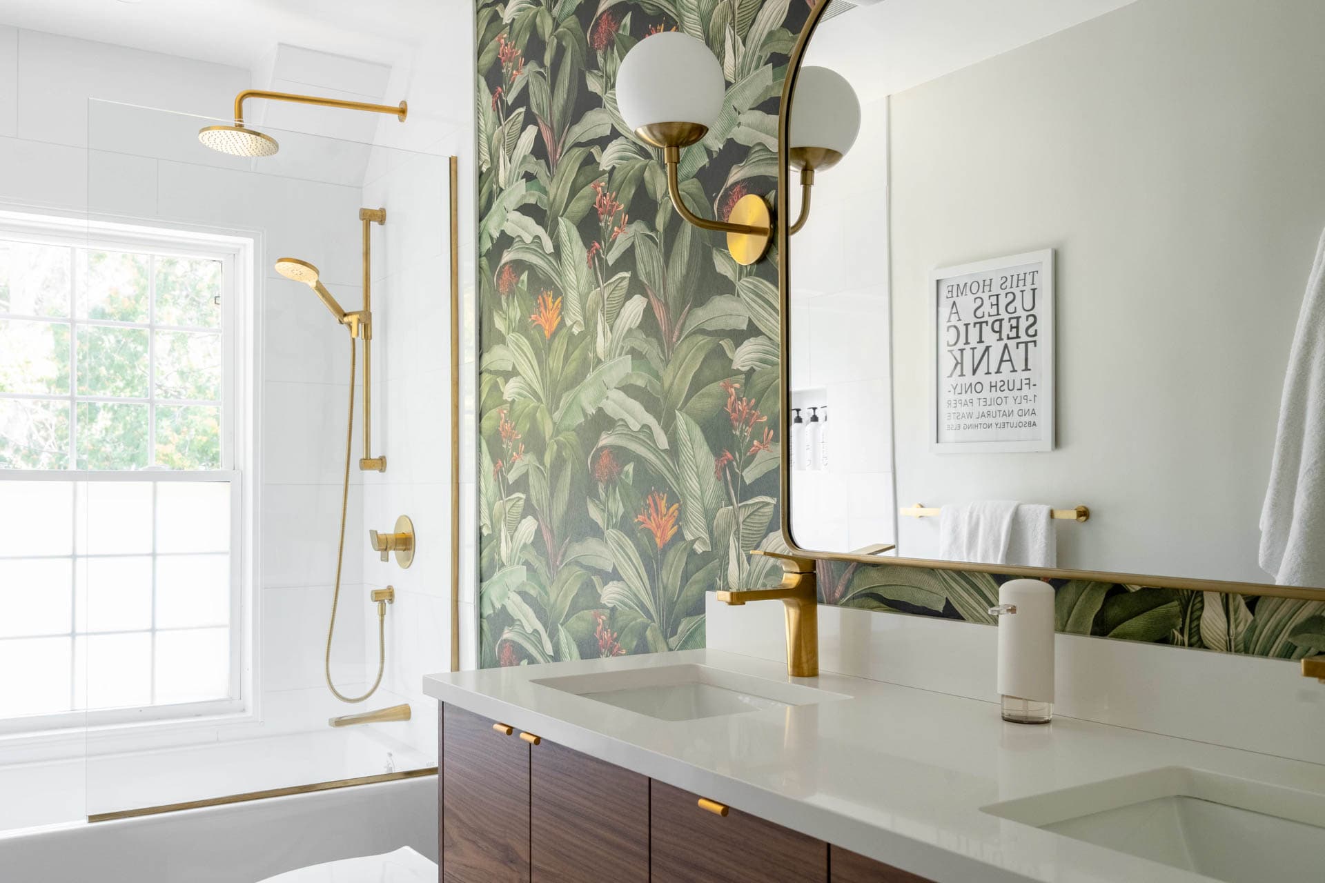 Stylish upstairs bathroom with shower/tub combo