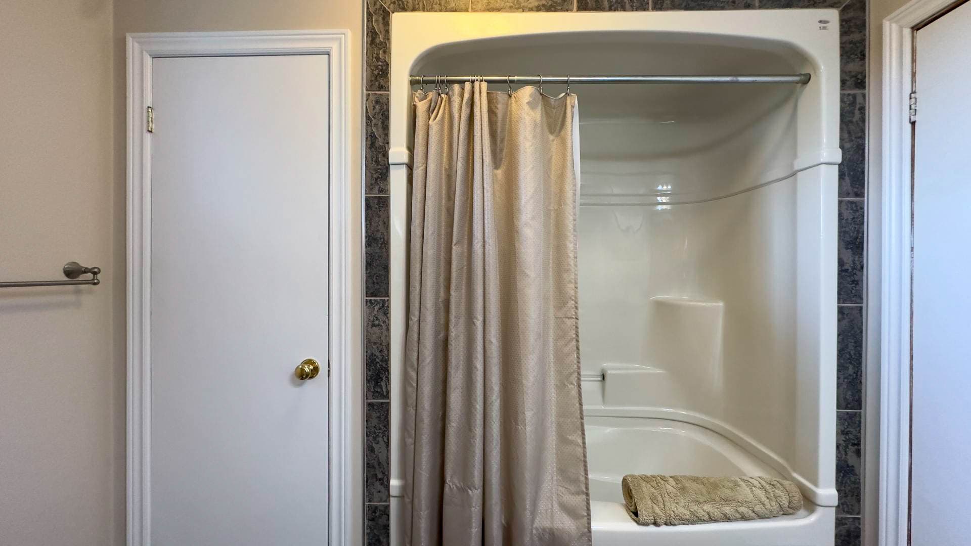 Large Shower/Tub