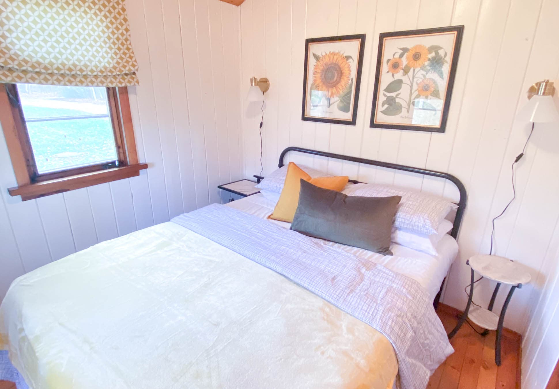 You will enjoy a good night’s sleep in the second bedroom with a queen bed.