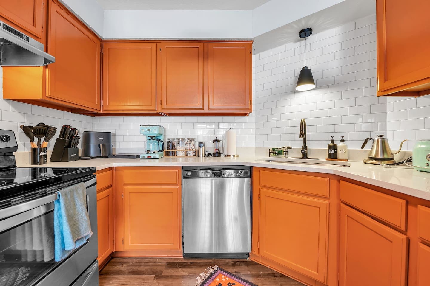 Charming and fully equipped kitchen, perfect for whipping up homemade meals during your stay!