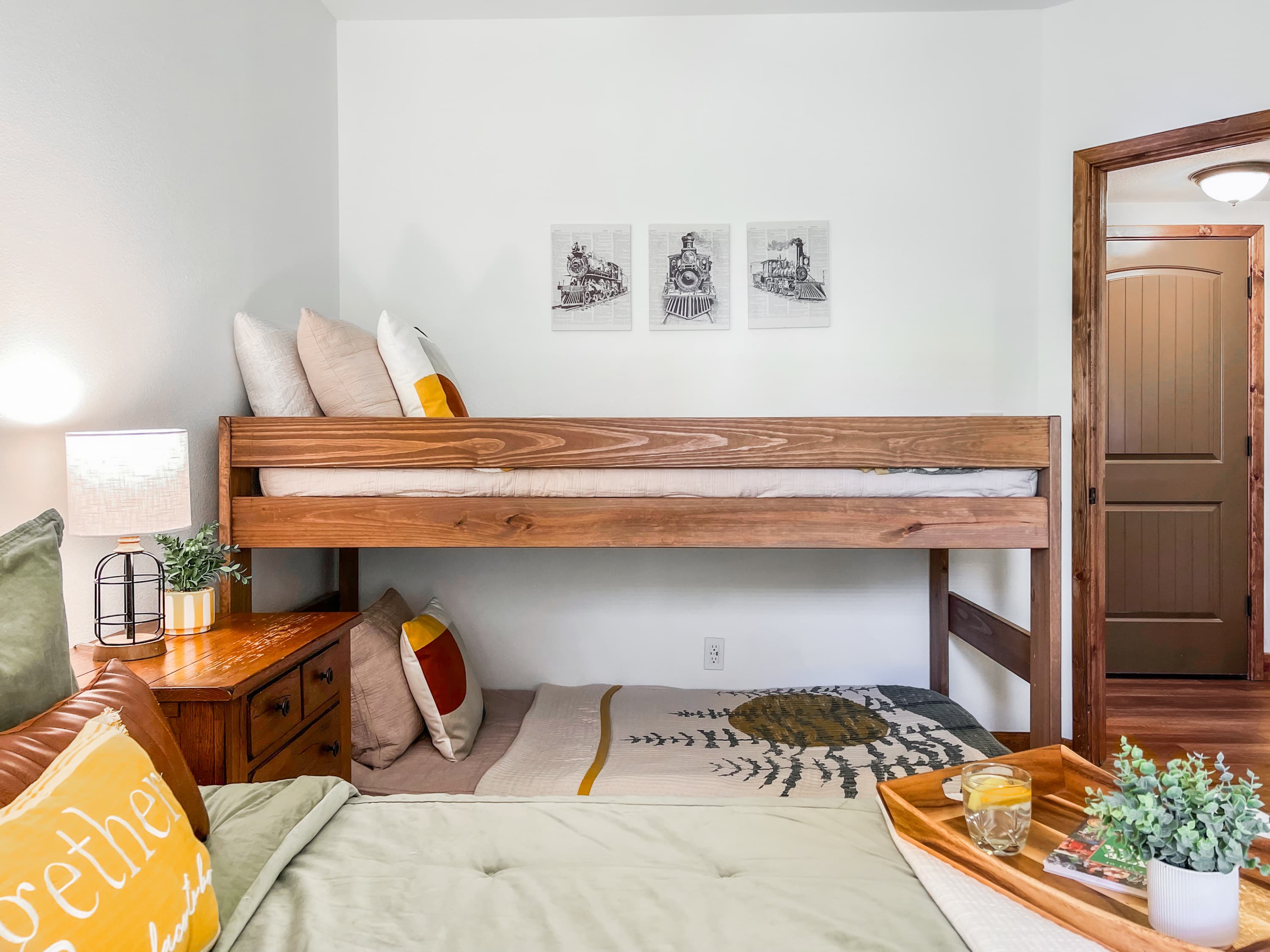 The Silver Dollar City room sleeps 3 comfortably with a nod to everyone's favorite Branson park