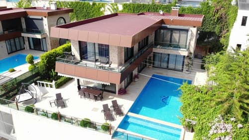 Villa with a View and Pool