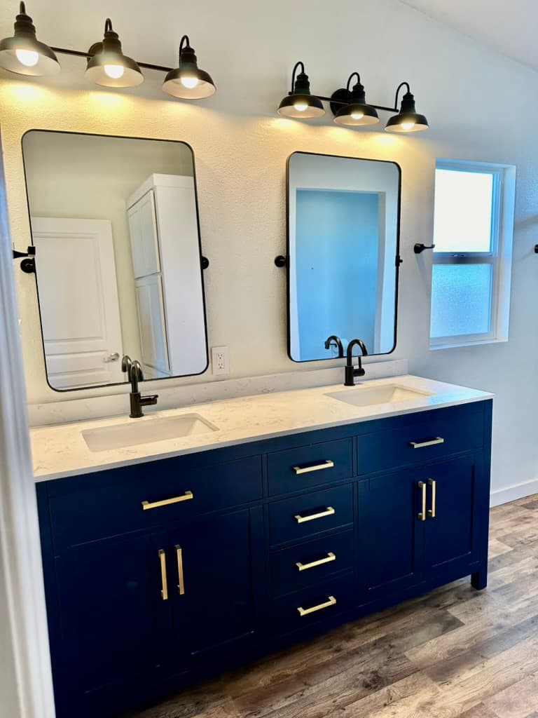 En suite bath attached to Admiral's Suite