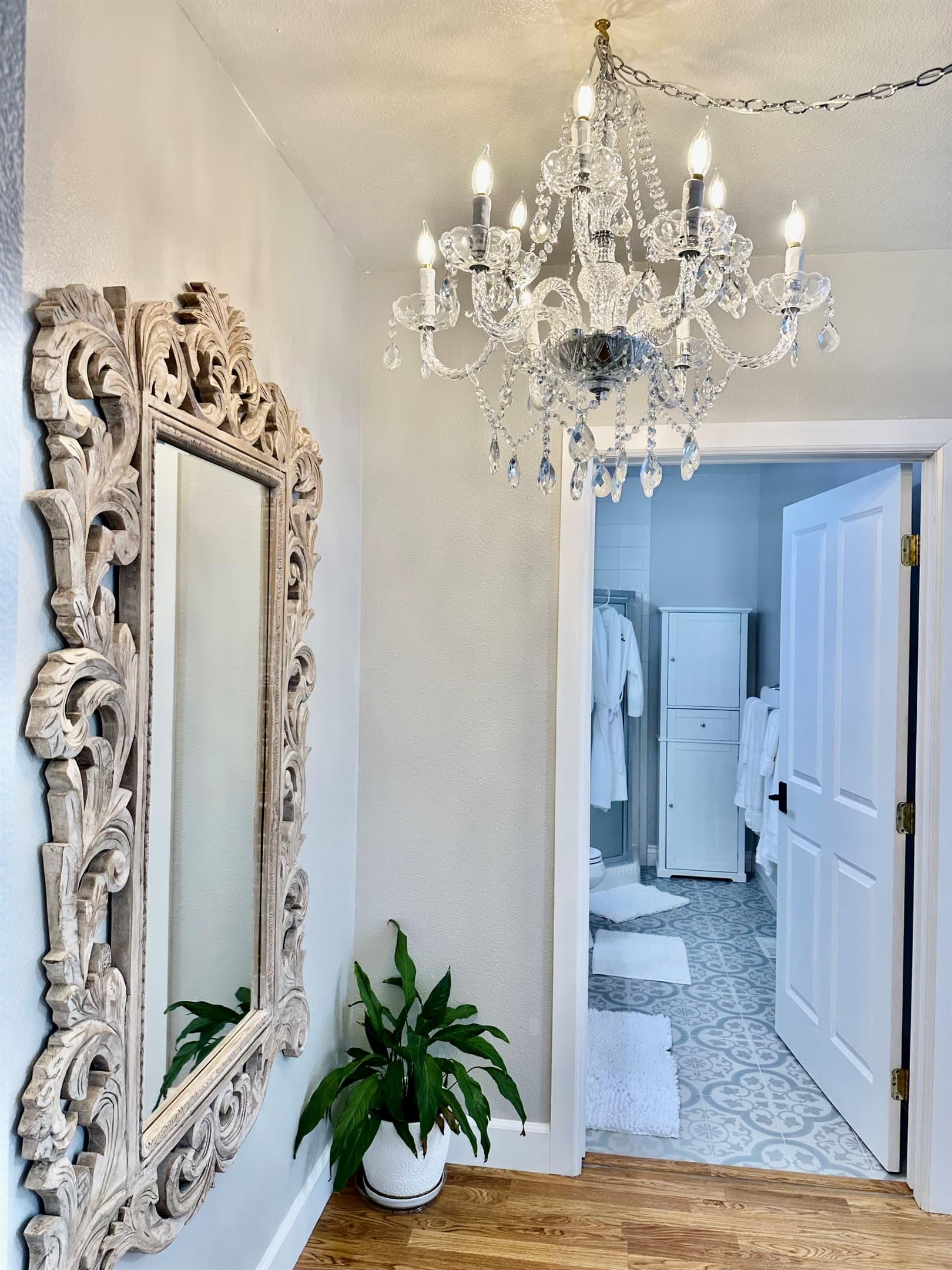 Queen Suite with En Suite Bath with a Riviera vibe