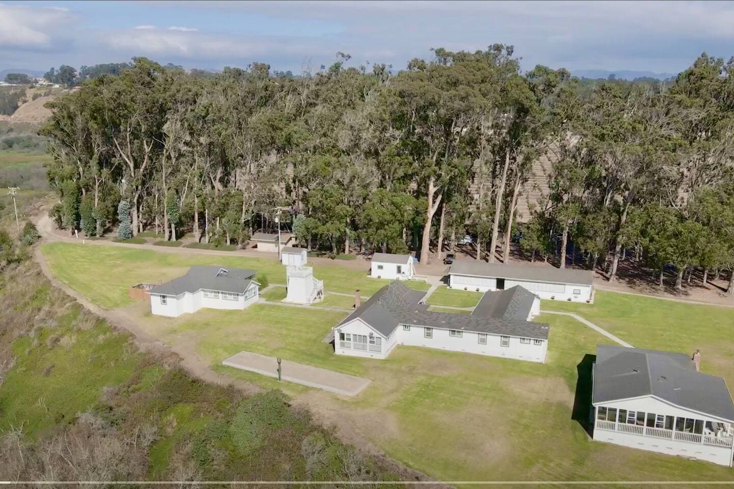 Dune Lakes estate provides expansive room for your family and group to gather without the intrusion of nosy neighbors and street noise.  Additional cottages / rooms available for groups.