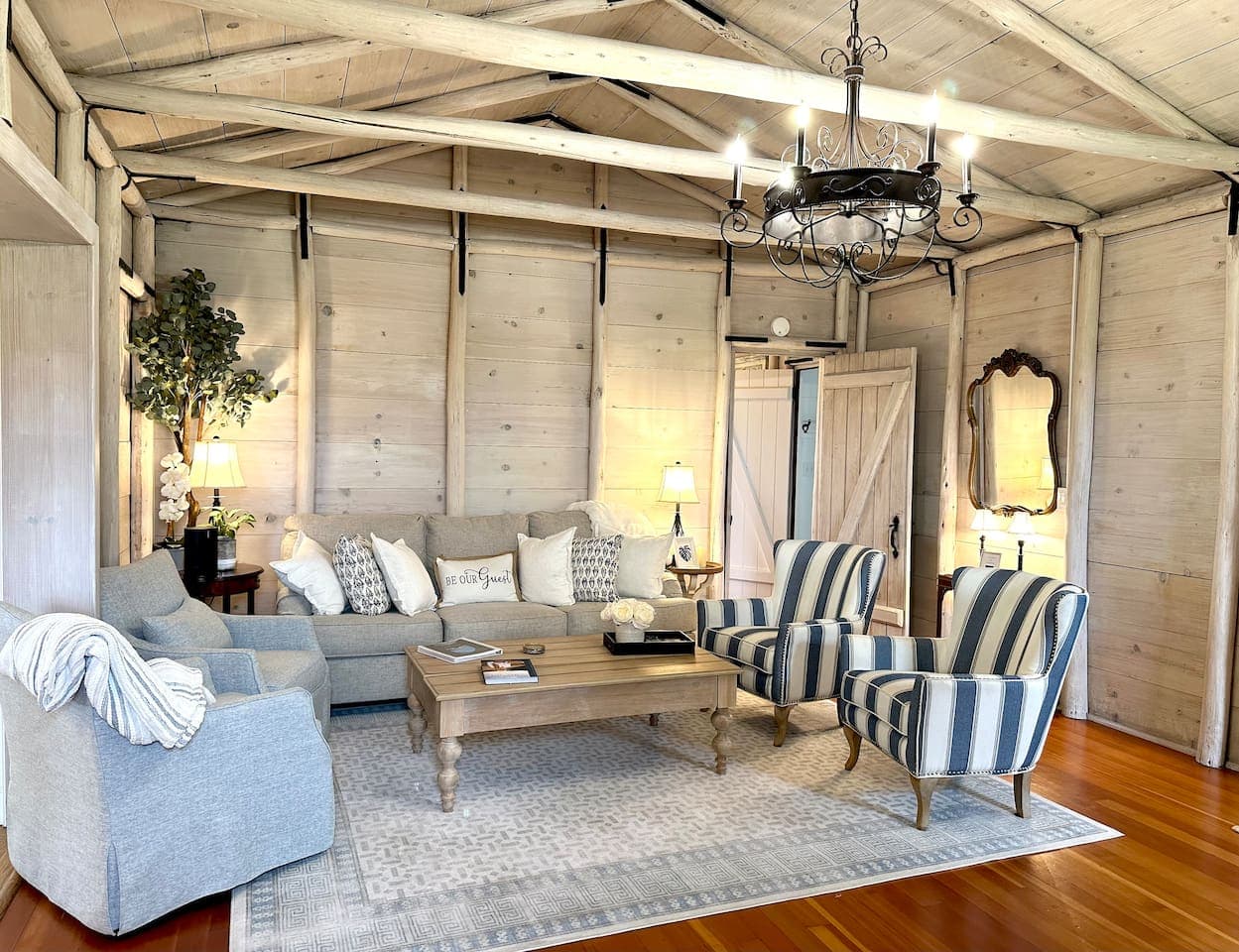 Dune Lakes Ltd is proud of its *Cozy Cottage Vibes* Enjoy a newly updated (in Spring 2024) living room  complete with swivel chairs and a pop up coffee table for those last minute Zoom calls.